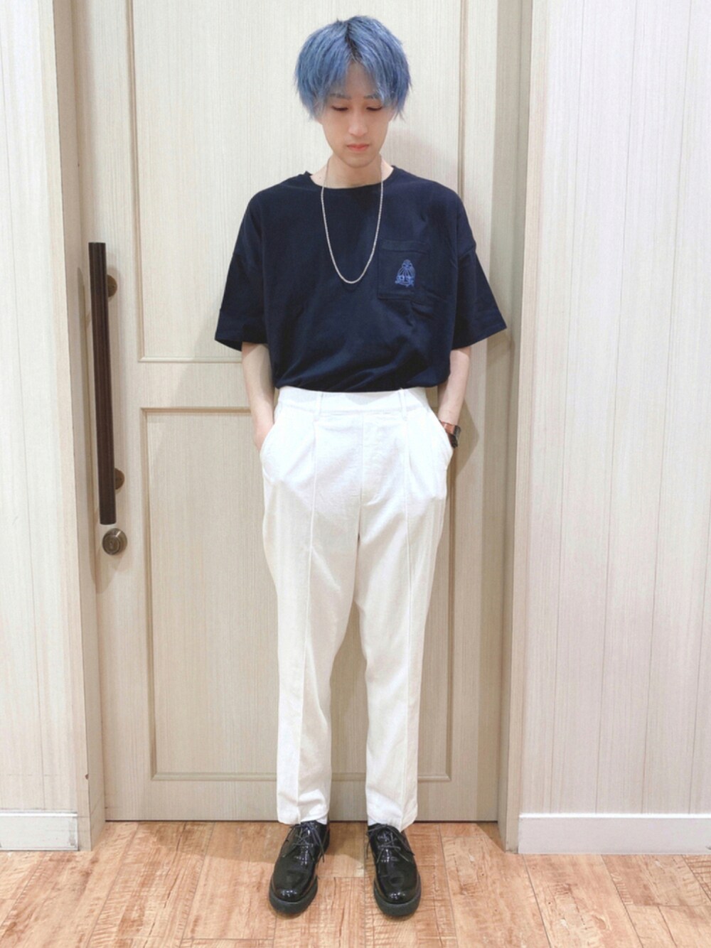 ブラック系のTシャツ/カットソー、ホワイト系のその他パンツ、その他のその他を着用したメンズの夏コーディネートの1枚目の写真