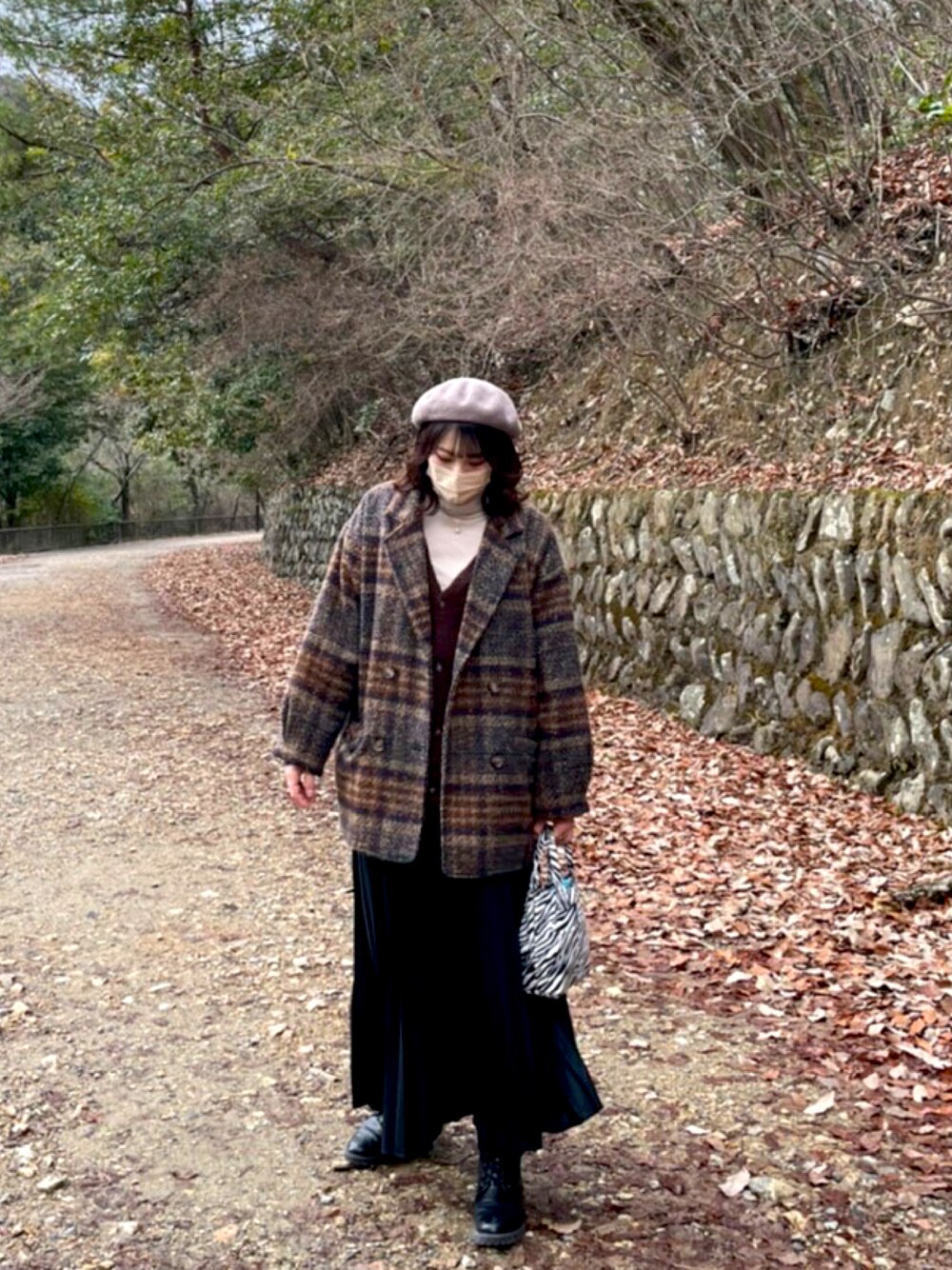 「archivesのグリッタープリーツスカート（スカート、ブラック系）」を使った、tomoさん（レディース・164cm）の冬コーディネートの1枚目の写真