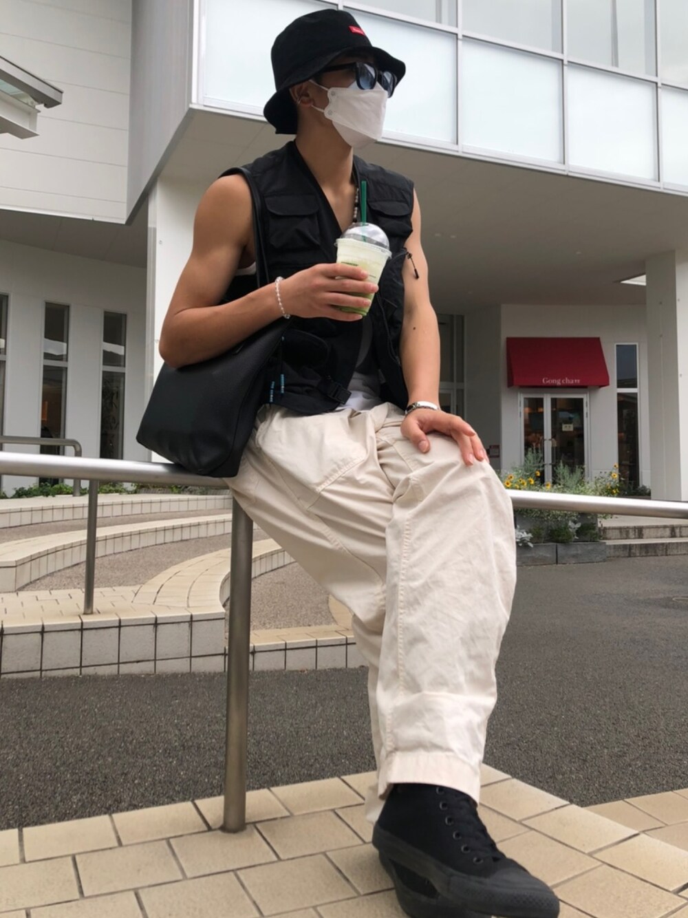 「秋コーデ、お洒落さんとつながりたい、古着コーデ、フォローミー、秋服準備はじめました、秋トレンド2021、プチプラコーデ、ファッションの力を信じよう、夏コーデ、デニムパンツ、シンプルコーデ、ジャケット、シェフパンツ、ワイドデニム、フィッシングベスト」｜「CONVERSEのCONVERSE ハイカットスニーカー 長靴下を履くことによってチラ見えオシャレが目指せる！（スニーカー、ブラック系）」を使った、yutooooooさん（メンズ・173cm）の秋コーディネートの1枚目の写真