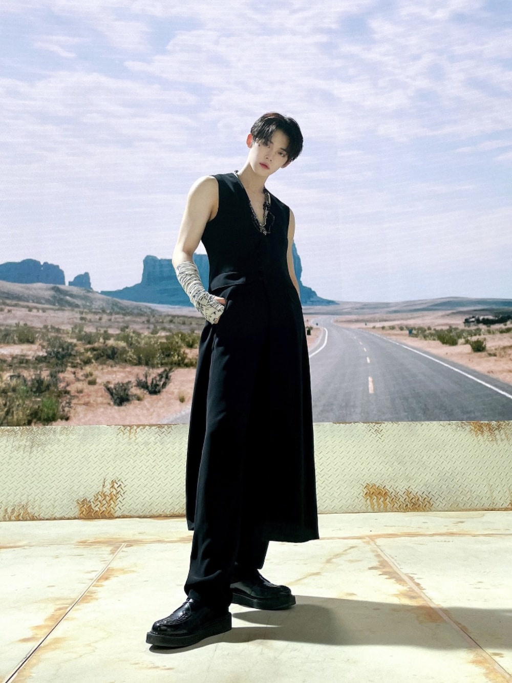 「シンプルコーデ、おしゃれさんと繋がりたい、シンプルスタイル、ootd、ビッグシルエット、キレイめ、韓国ファッション、夏コーデ、韓国、かっこいい、憧れ、いつか着たいコーデ、スタイルアップ、スタイルバケモン、さすが」｜「かっこいいのアイテム（トップス、ブラック系）」を使った、yutooooooさん（メンズ・173cm）の秋コーディネートの1枚目の写真