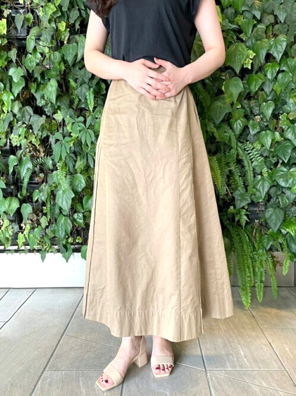 ピンク系のサンダルを着用したレディースの夏コーディネートの1枚目の写真