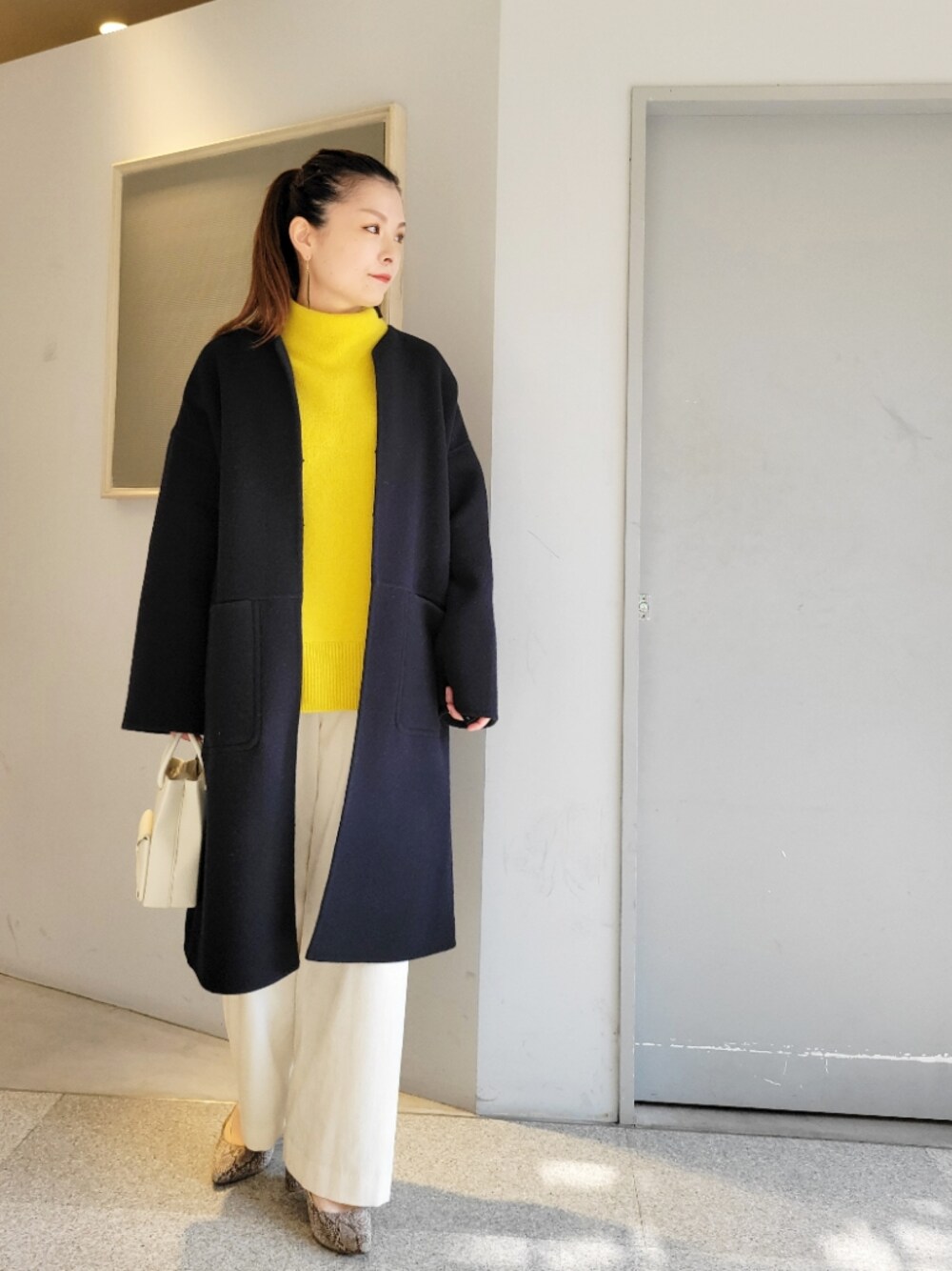「秋冬コーデ、パンツスタイル、オトナ女子、ニットコーデ、オトナカジュアル、ビッグシルエット、大人コーデ、おしゃれさんと繋がりたい、カジュアルコーデ、ワイドパンツ、ノーカラーコート、カラーコート」｜「RIVE DROITEの【ミニマルなデザインがクリーンな印象】ダブルモッサノーカラーリバーコート（その他アウター、ブルー系）」を使った、tttttsssssuuuuuさん（レディース・158cm）の秋コーディネートの1枚目の写真