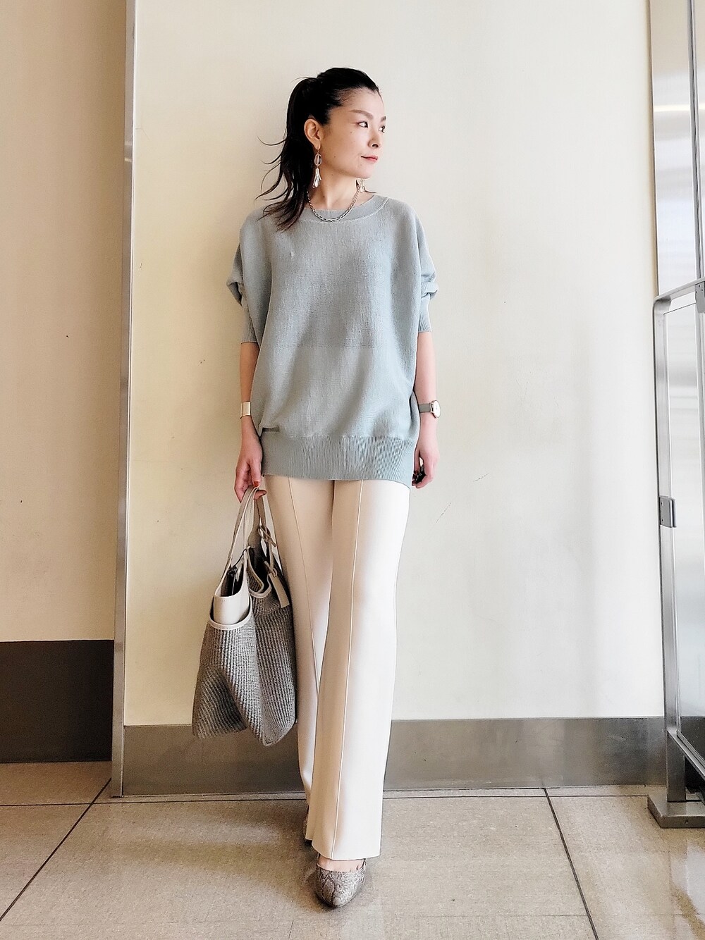 「シンプルコーデ、お出かけコーデ、きれいめカジュアル、大人コーデ、オトナカジュアル、オトナ女子、通勤コーデ、通勤スタイル、キレイめ、シンプル、春コーデ」｜「RIVE DROITEのストローヤーンドルマンニット（ニット/セーター、グリーン系）」を使った、tttttsssssuuuuuさん（レディース・158cm）の春コーディネートの1枚目の写真
