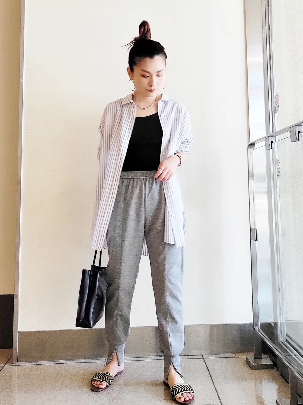 「シンプルコーデ、オトナ女子、お出かけコーデ、休日スタイル、オトナカジュアル、ワンマイルウェア、ワンマイルコーデ、モノトーン、シャツスタイル、ゆるコーデ、リラックススタイル」｜「RIVE DROITEのストライプシャツ（シャツ/ブラウス、グレー系）」を使った、tttttsssssuuuuuさん（レディース・158cm）の春コーディネートの1枚目の写真