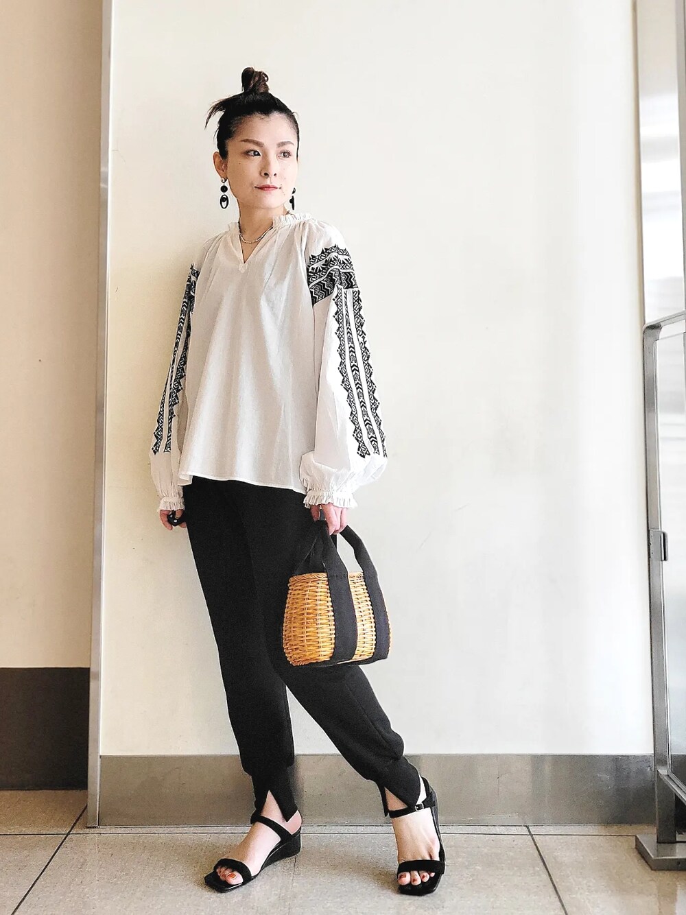 「春服、大人かわいい、ラクチンコーデ、大人コーデ、ラフ、大人カジュアル、オトナカワイイ、オトナ女子、シンプル、シンプルコーデ、スウェット」｜「RIVE DROITEのbeej(ビージ)/ボリュームスリーブブラウス（シャツ/ブラウス、ホワイト系）」を使った、tttttsssssuuuuuさん（レディース・158cm）の春コーディネートの1枚目の写真