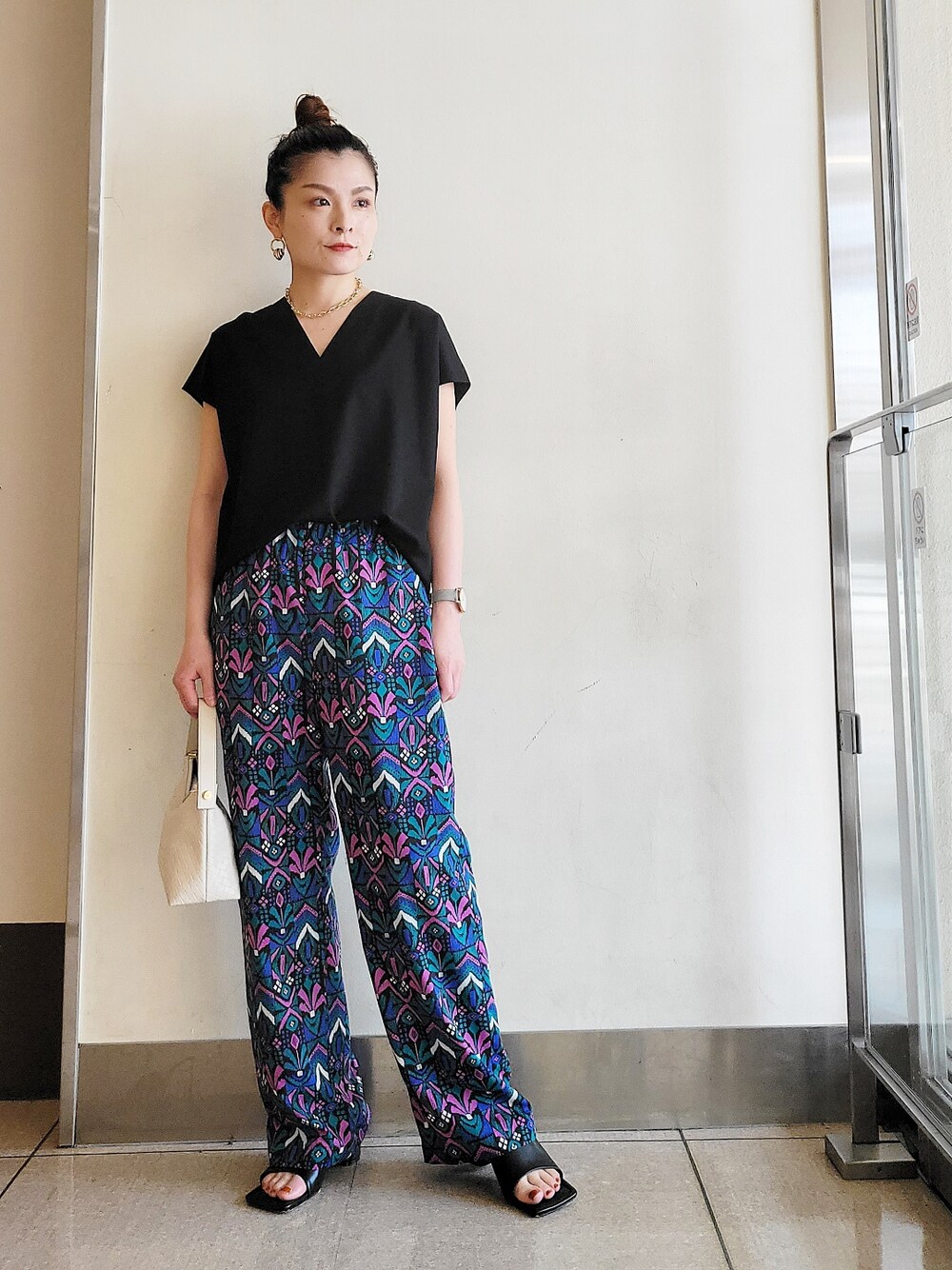 「休日コーデ、ラクチンコーデ、キレイめ、柄パンツ、オトナカジュアル、オトナ女子、おしゃれさんと繋がりたい、ラフ、カラーコーデ、イージーパンツ」｜「RIVE DROITEのバランサーニュアンスカットソー（Tシャツ/カットソー、ブラック系）」を使った、tttttsssssuuuuuさん（レディース・158cm）の春コーディネートの1枚目の写真