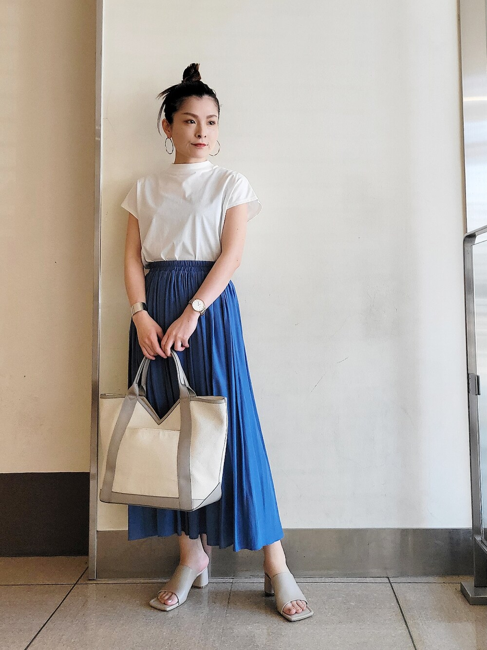 「初夏コーデ、オトナカジュアル、ラクチンコーデ、シンプルコーデ、オトナ女子、リラックススタイル、ロングスカート、オフィスカジュアル、ゆるコーデ、スカート」｜「RIVE DROITEのモックネックフレンチTシャツ（Tシャツ/カットソー、ホワイト系）」を使った、tttttsssssuuuuuさん（レディース・158cm）の春コーディネートの1枚目の写真