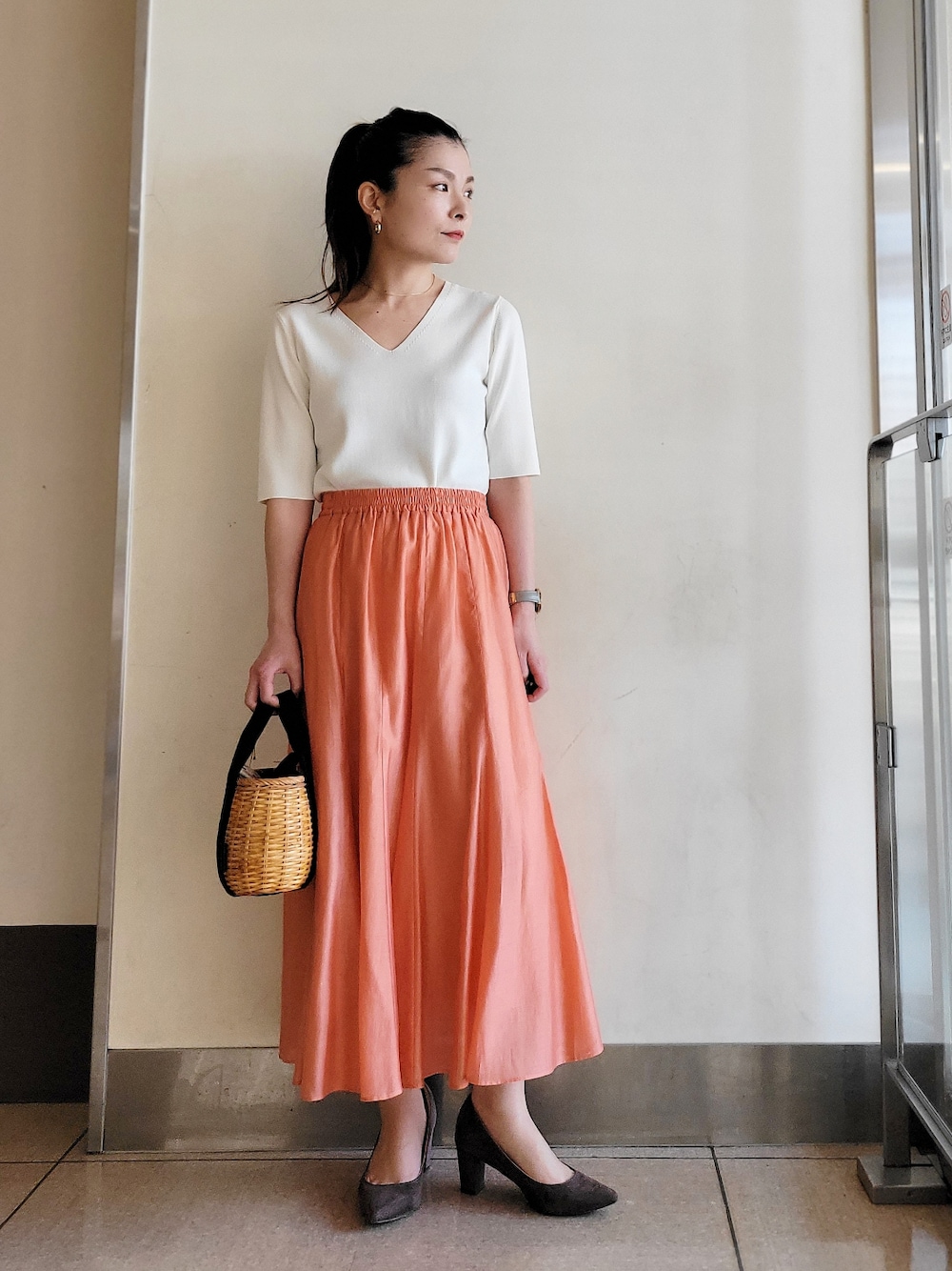 「春色、おしゃれさんと繋がりたい、春コーデ、カジュアルコーデ、スカートスタイル、ラフ、カラースカート、フレアスカート、オトナカジュアル、オトナ女子」｜「RIVE DROITEのクールタッチUVVネックニット（ニット/セーター、ホワイト系）」を使った、tttttsssssuuuuuさん（レディース・158cm）の春コーディネートの1枚目の写真