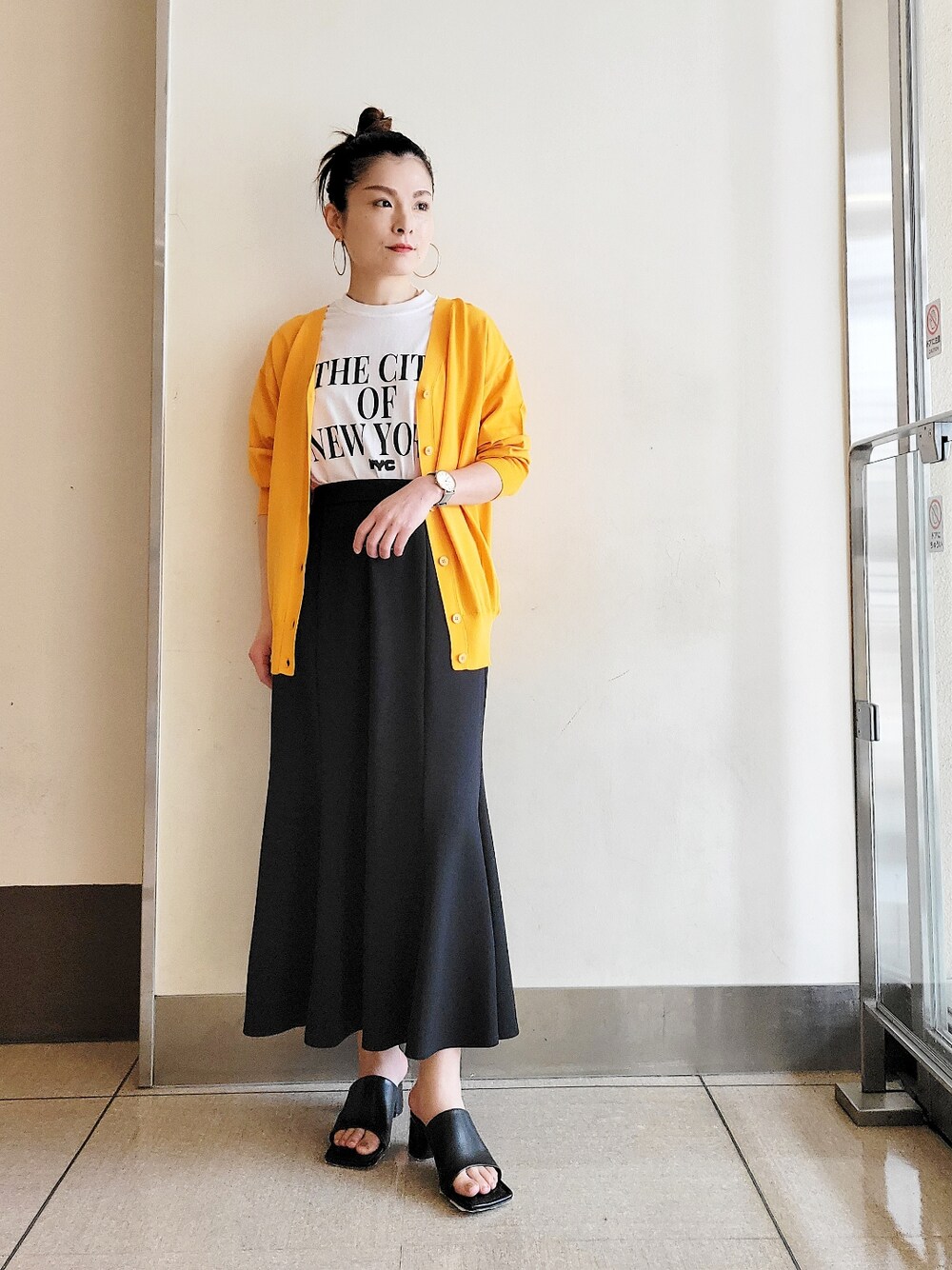 「シンプルコーデ、初夏コーデ、オトナ女子、カジュアル、おしゃれさんと繋がりたい、オトナカワイイ、休日スタイル、ロゴ、カラーニット、カーディガン、マーメイドスカート」｜「RIVE DROITEのクールタッチUV2WAYカーディガン（カーディガン/ボレロ、オレンジ系）」を使った、tttttsssssuuuuuさん（レディース・158cm）の春コーディネートの1枚目の写真