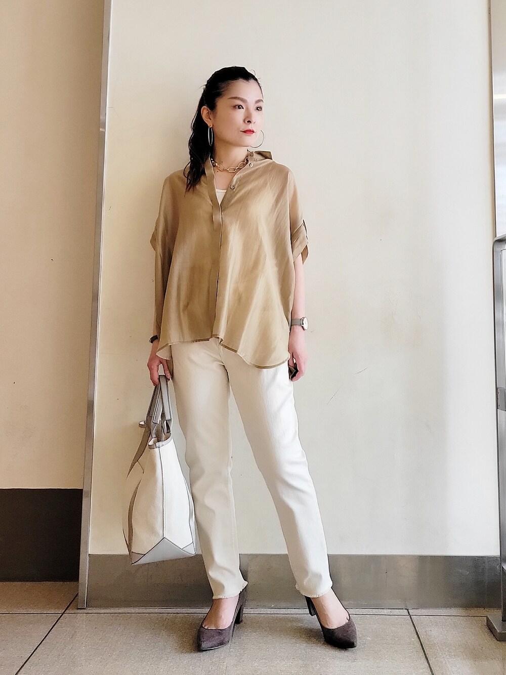 「大人カジュアル、春コーデ、初夏コーデ、ゆるコーデ、大人女子、きれいめカジュアル、オフィスカジュアル、リモートワーク、シンプル、白デニム」｜「RIVE DROITEのレイヤードタックスリーブブラウス（シャツ/ブラウス、ベージュ系）」を使った、tttttsssssuuuuuさん（レディース・158cm）の春コーディネートの1枚目の写真
