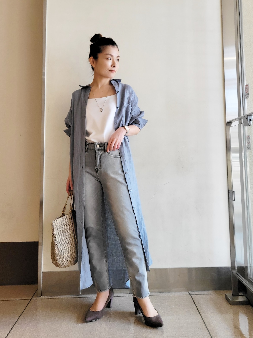 「ラクチンコーデ、オトナ女子、おしゃれさんと繋がりたい、大人コーデ、シンプルコーデ、リネン、リネンワンピース、デニムパンツ、ヘルシーデニム、シンプル」｜「RIVE DROITEのスーピマコットンキャミソール（キャミソール、ホワイト系）」を使った、tttttsssssuuuuuさん（レディース・158cm）の春コーディネートの1枚目の写真