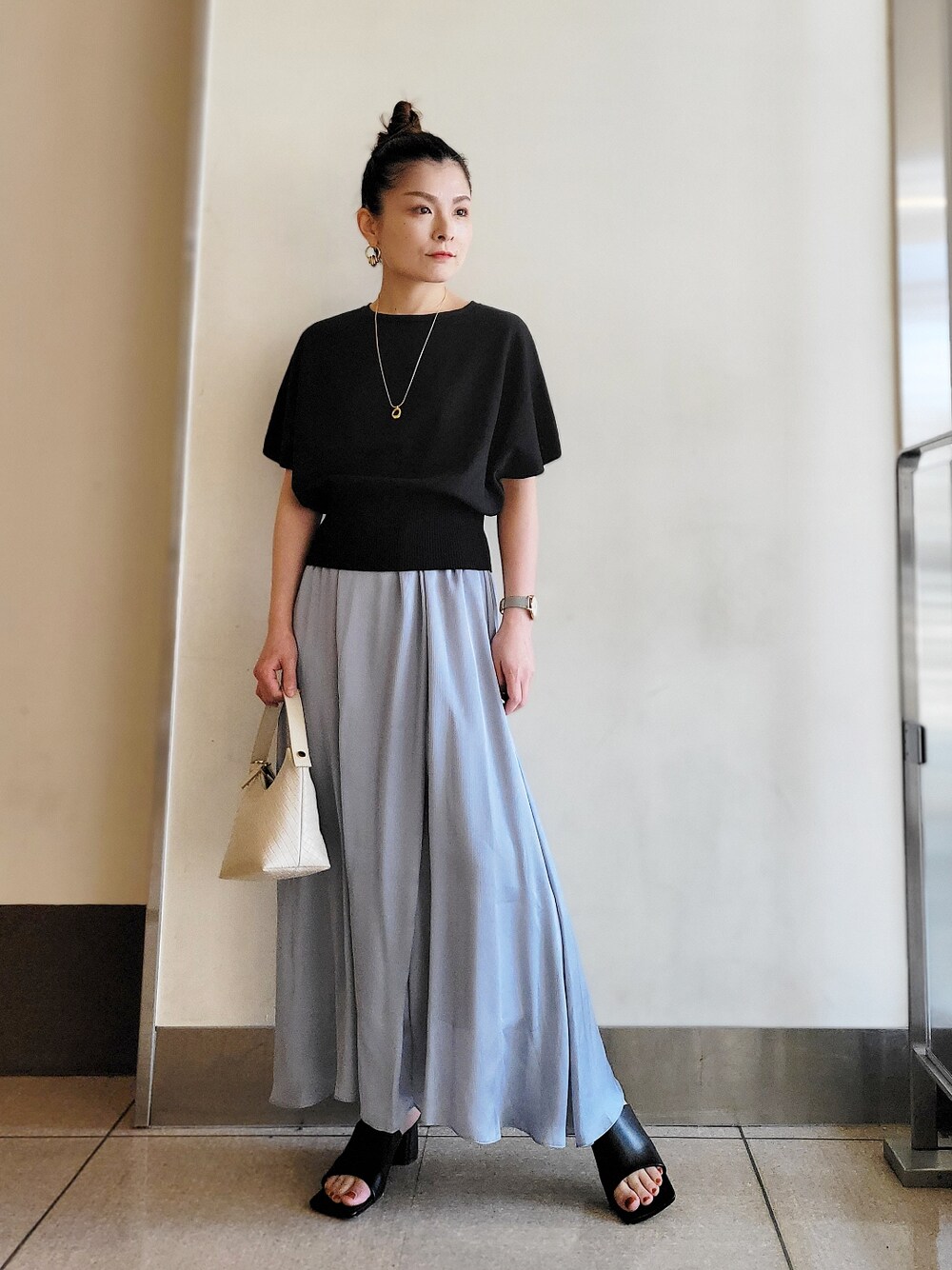 「大人カジュアル、シンプル、大人コーデ、夏コーデ、着回しコーデ、カジュアル、半袖ニット、サマーニット、オトナカジュアル、オトナ女子、きれいめカジュアル」｜「RIVE DROITEの予約【スタイルアップが叶う】サーキュラードルマンニット（ニット/セーター、ブラック系）」を使った、tttttsssssuuuuuさん（レディース・158cm）の春コーディネートの1枚目の写真