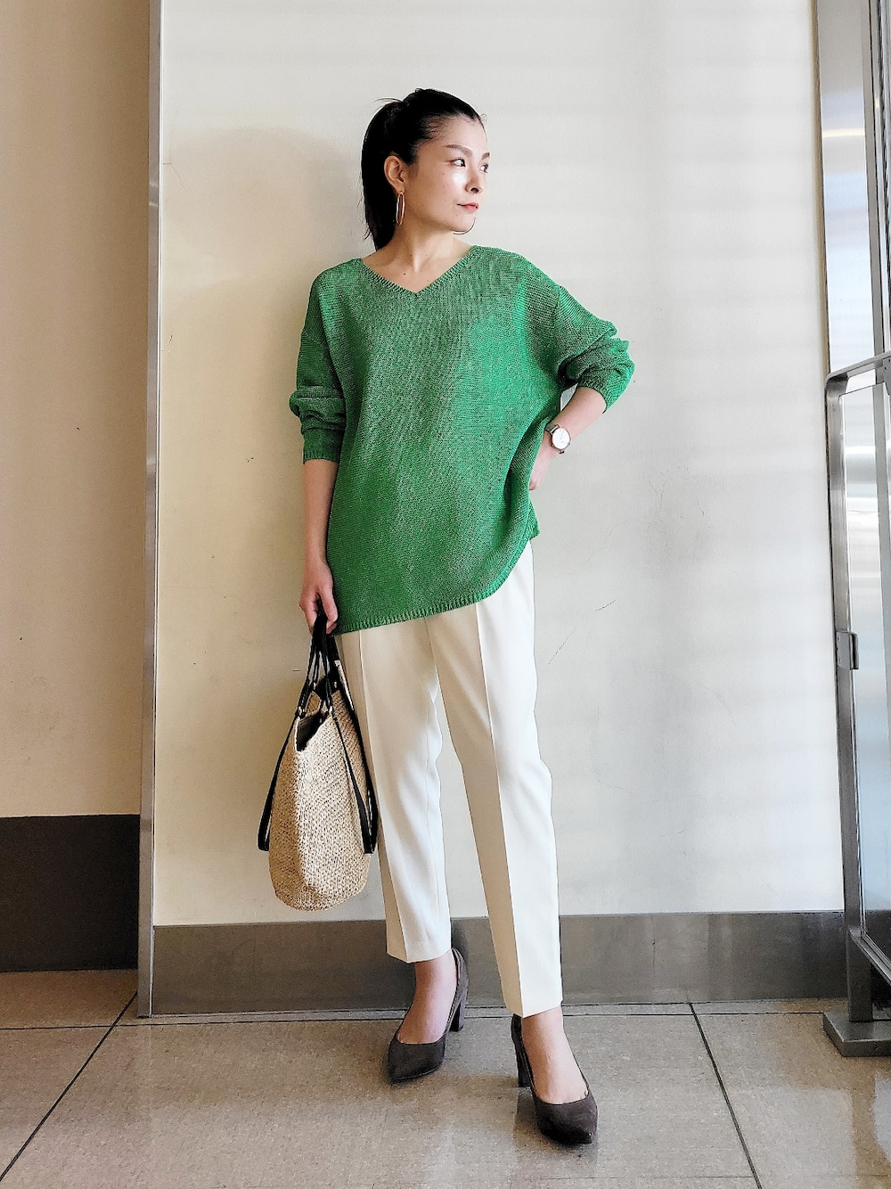 「春服、休日スタイル、春夏コーデ、ゆるコーデ、オトナカジュアル、パンツスタイル、大人女子、カジュアルコーデ、大人コーデ、ビッグシルエット、春ニット、白パンツ」｜「RIVE DROITEのペーパーヤーンVネックニット（ニット/セーター、グリーン系）」を使った、tttttsssssuuuuuさん（レディース・158cm）の春コーディネートの1枚目の写真