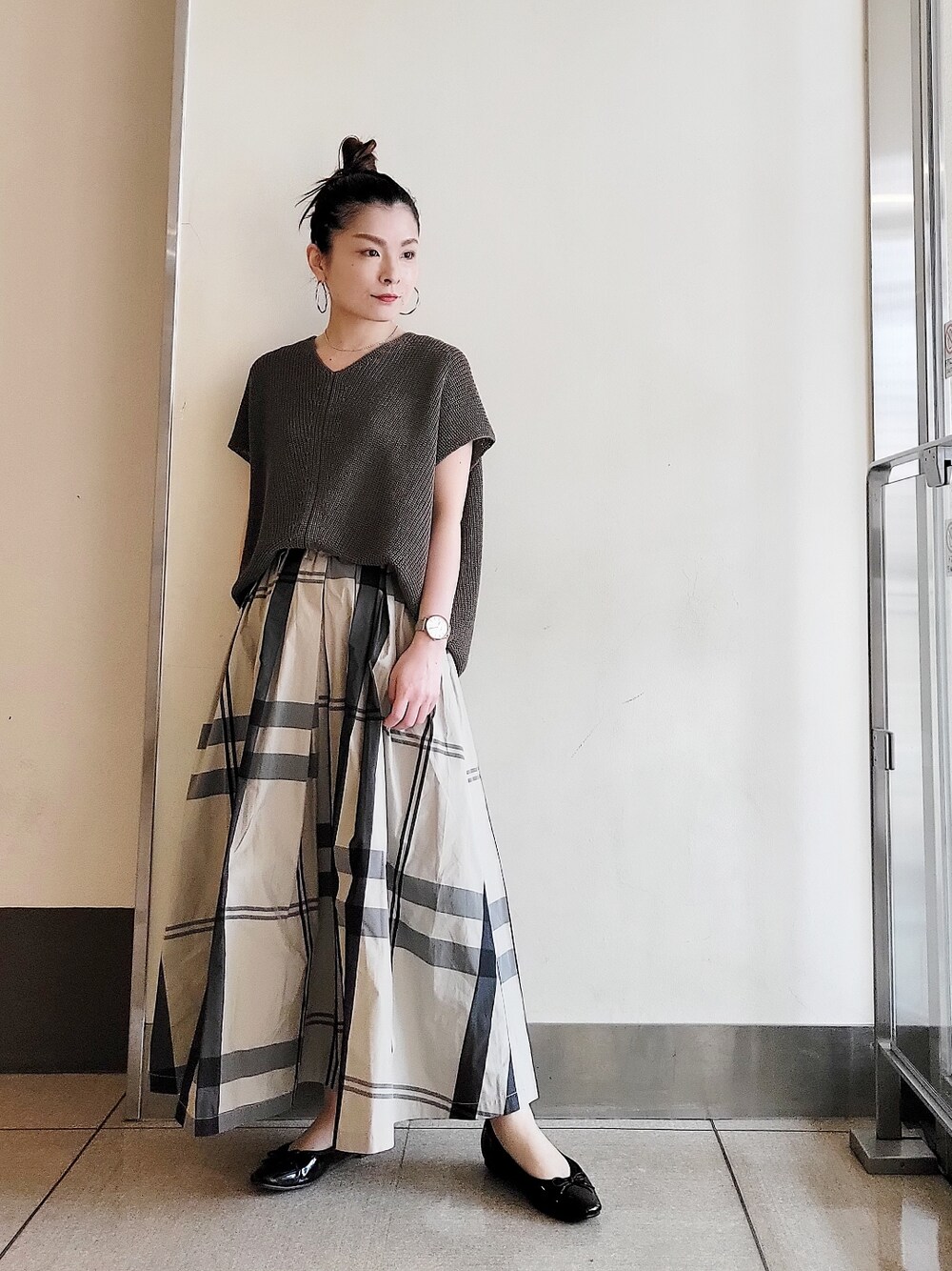 「夏コーデ、大人女子、ゆるコーデ、春コーデ、大人カジュアル、大人ガーリー、大人コーデ、きれいめカジュアル、休日スタイル、骨格ウェーブ」｜「RIVE DROITEのストローヤーンバイアスVネックニット（ニット/セーター、グリーン系）」を使った、tttttsssssuuuuuさん（レディース・158cm）の春コーディネートの1枚目の写真