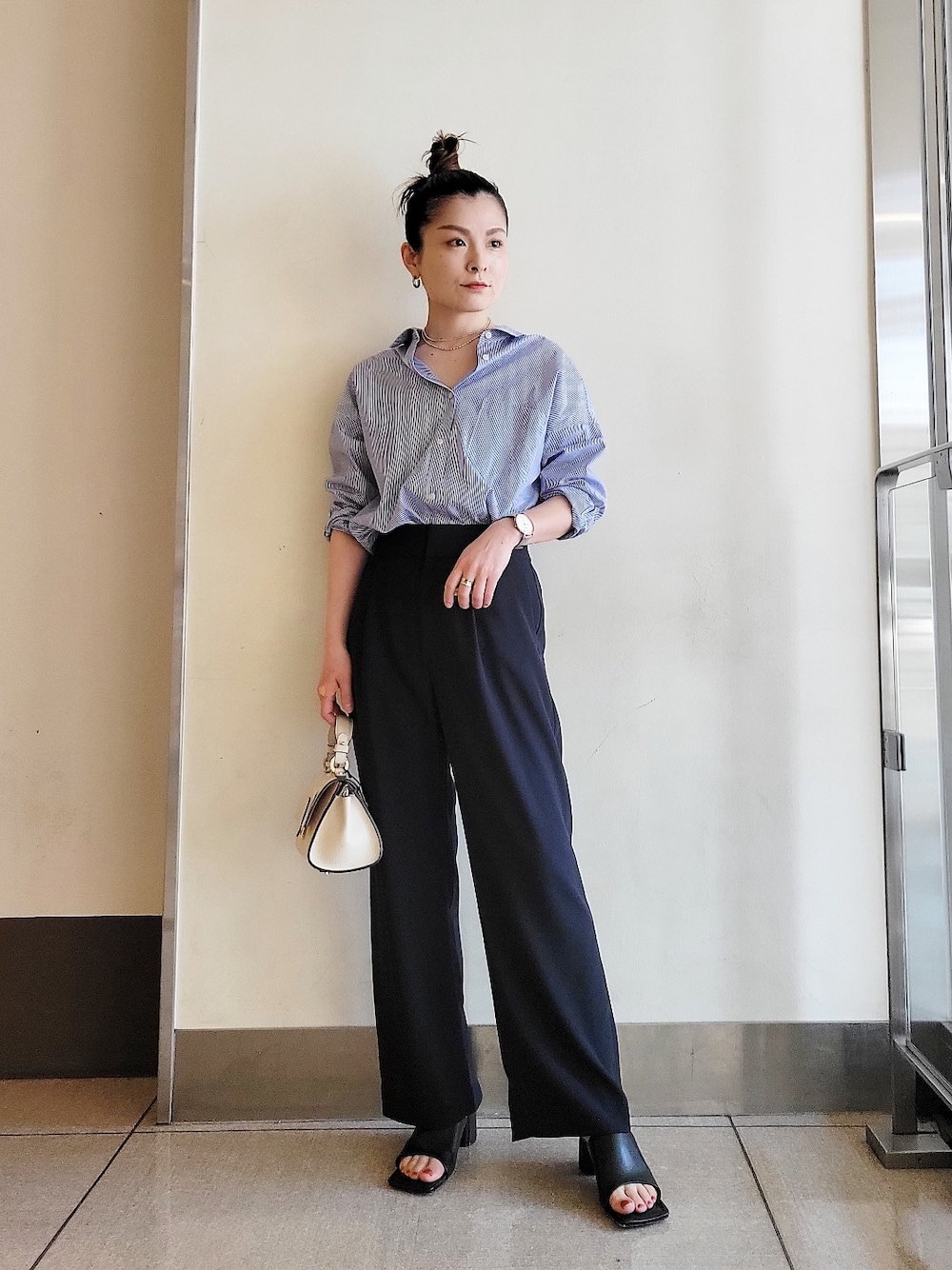 「休日スタイル、春夏コーデ、大人コーデ、オトナ女子、春カラー、パンツスタイル、キレイめ、シャツスタイル、ストライプシャツ、オフィスカジュアル、通勤コーデ、きれいめカジュアル、シンプル」｜「RIVE DROITEの予約【コーデを爽やかに春らしく演出】ストライプシャツ（シャツ/ブラウス、ブルー系）」を使った、tttttsssssuuuuuさん（レディース・158cm）の春コーディネートの1枚目の写真