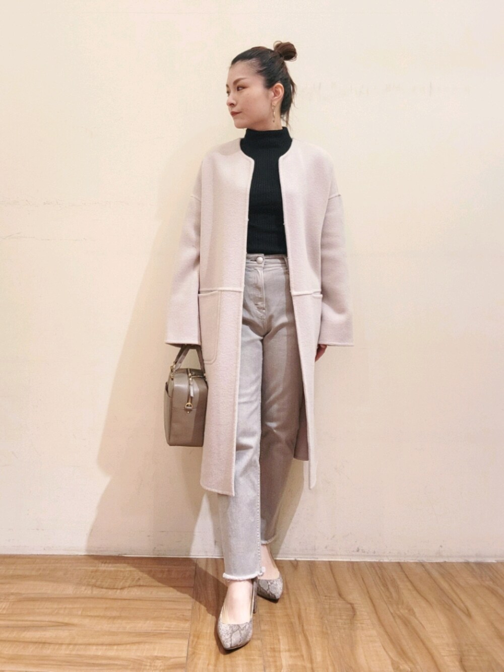 「大人カジュアル、シンプル、秋コーデ、着回しコーデ、おしゃれさんと繋がりたい、きれいめカジュアル、シンプルコーデ、パンツスタイル、ラフ」｜「RIVE DROITEのミニマルなデザインがクリーンな印象　ダブルモッサノーカラーリバーコート（ノーカラーコート、ベージュ系）」を使った、tttttsssssuuuuuさん（レディース・158cm）の秋コーディネートの1枚目の写真