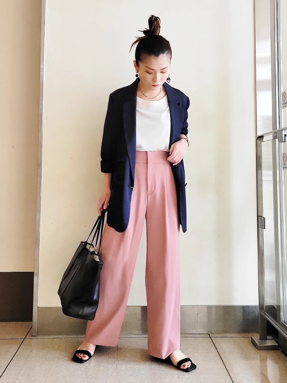 「休日コーデ、春コーデ、春、カラーパンツ、オトナカワイイ、ジャケットスタイル、ピンク、オトナ女子、オトナカジュアル」｜「RIVE DROITEのスリーブコンシャスニット（ニット/セーター、ホワイト系）」を使った、tttttsssssuuuuuさん（レディース・158cm）の春コーディネートの1枚目の写真
