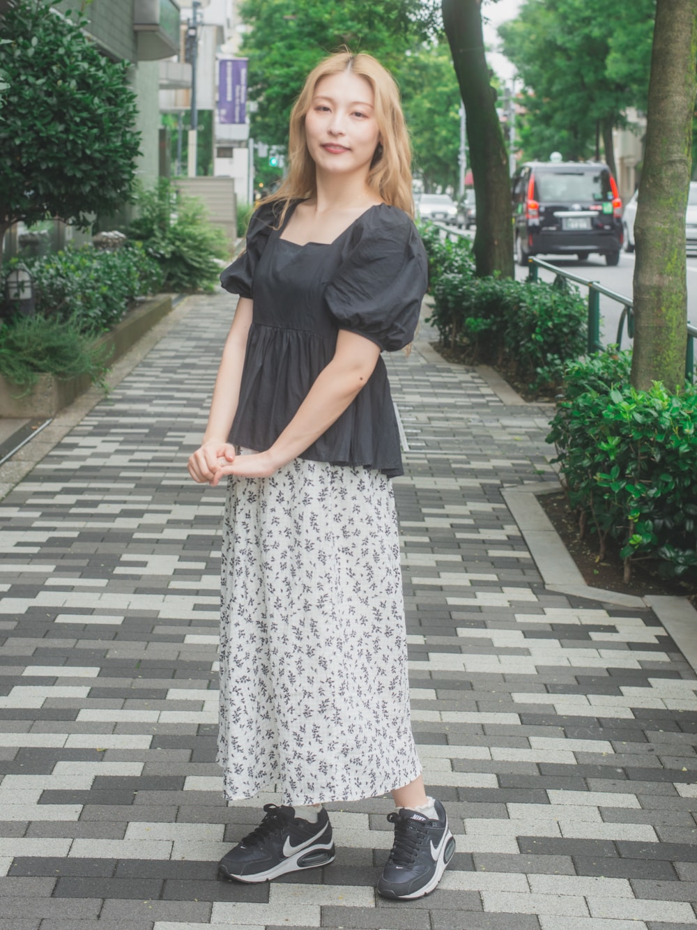 「秋ルック紹介するよ、オトナ女子、カジュアルコーデ、オトナカジュアル、オトナガーリー、オトナカワイイ、大人ガーリー、大人カジュアル、プチプラ、スカート、楽チンコーデ、休日スタイル、スニーカー、ロングスカート、キレイめ」｜「GRLのアイテム（トップス、ブラック系）」を使った、ゆきのん/YouTubeさん（レディース・156cm）の秋コーディネートの1枚目の写真