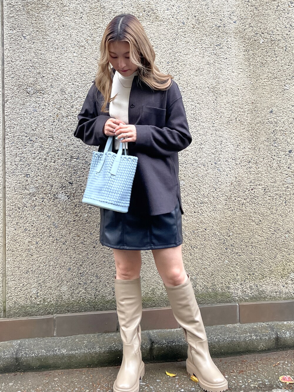 「秋ルック紹介するよ、秋コーデ、大人女子、きれいめカジュアル、モノトーンコーデ、プチプラコーデ、ベージュ、ブラックコーデ、ジーユー、UNIQLO、GU、オトナ女子、大人ガーリー、オトナカワイイ、ブーツ」｜「BEAUTY&YOUTH UNITED ARROWSのBY∴ メッシュインポーチトートバッグ -3WAY- ◆（トートバッグ、ブルー系）」を使った、ゆきのん/YouTubeさん（レディース・156cm）の秋コーディネートの1枚目の写真