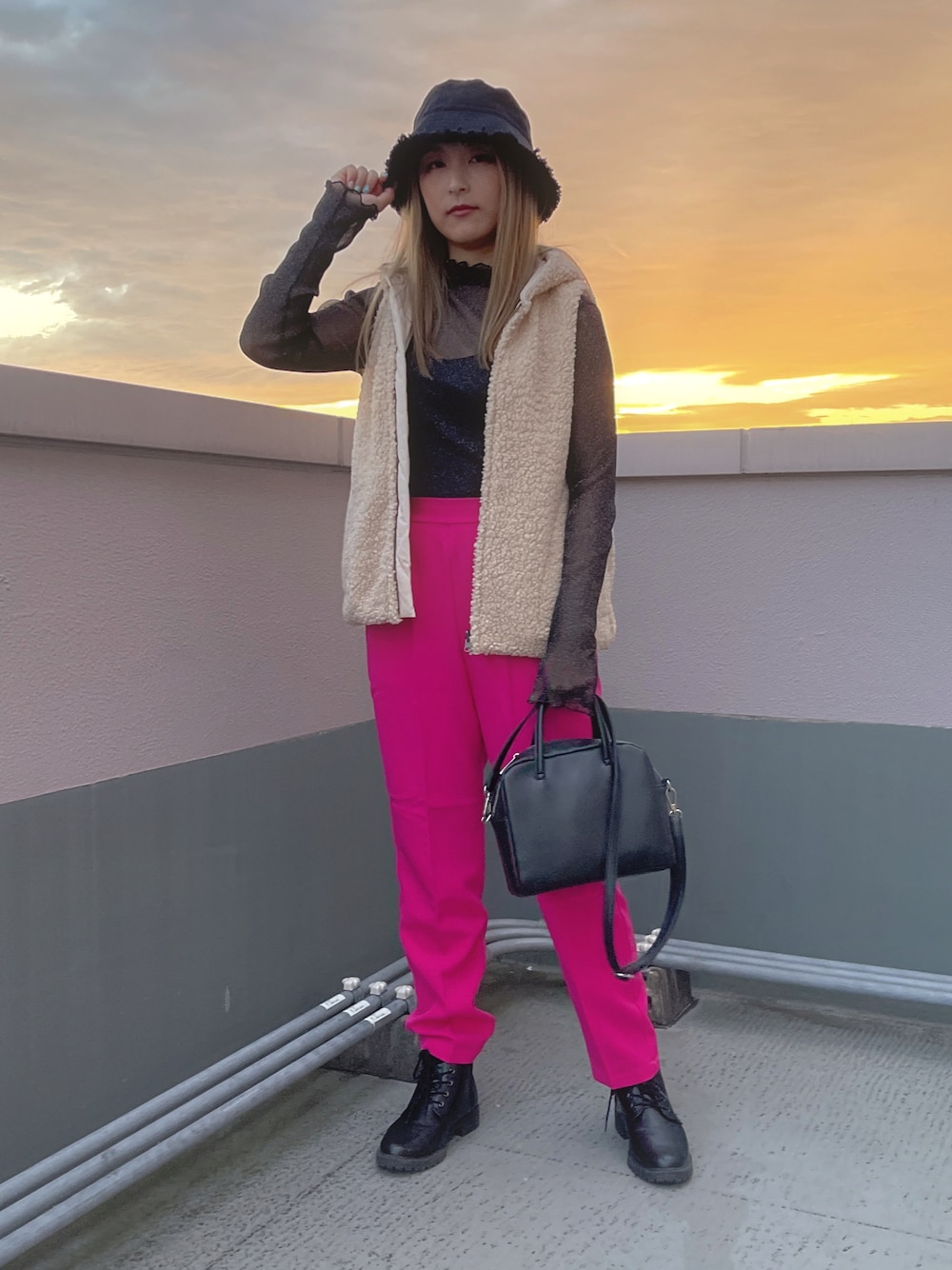 「WEARハロウィン2022、休日コーデ、秋服、秋服コーデ、カジュアル、お出かけコーデ、オトナ女子、プチプラ、シンプルスタイル、GRL、差し色、ブラック、ブーツスタイル、ブーツ、大人カジュアル」｜「WEGOのWEGO/フリンジバケットハット（ハット、ブラック系）」を使った、ゆきのん/YouTubeさん（レディース・156cm）の秋コーディネートの1枚目の写真