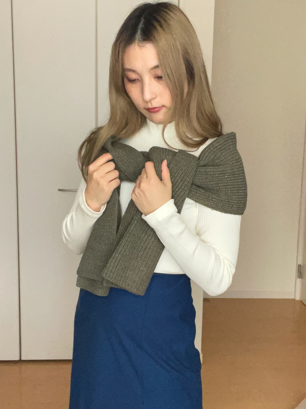 「秋ルック紹介するよ、休日コーデ、シンプルコーデ、お洒落さんとつながりたい、休日スタイル、ロングスカート、オトナカワイイ、UNIQLO、オトナ女子、大人コーデ、きれいめカジュアル、キレイめ、大人カジュアル、秋服、秋服準備はじめました」｜「UNIQLOのアイテム（スカート、ブルー系）」を使った、ゆきのん/YouTubeさん（レディース・156cm）の秋コーディネートの1枚目の写真