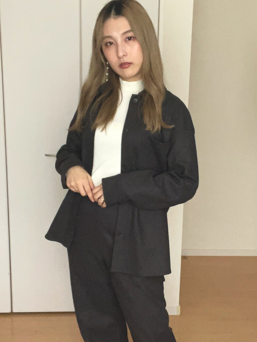 「大人カジュアル、休日スタイル、カジュアルコーデ、秋冬コーデ、シンプルコーデ、きれいめカジュアル、着回しコーデ、秋コーデ、モノトーンコーデ、いいね、save、フォローお願いします🤑、UNIQLO、オトナ女子、オトナカジュアル、ジャケット、秋ルック紹介するよ」｜「UNIQLOのアイテム（ジャケット/アウター、ブラック系）」を使った、ゆきのん/YouTubeさん（レディース・156cm）の秋コーディネートの1枚目の写真