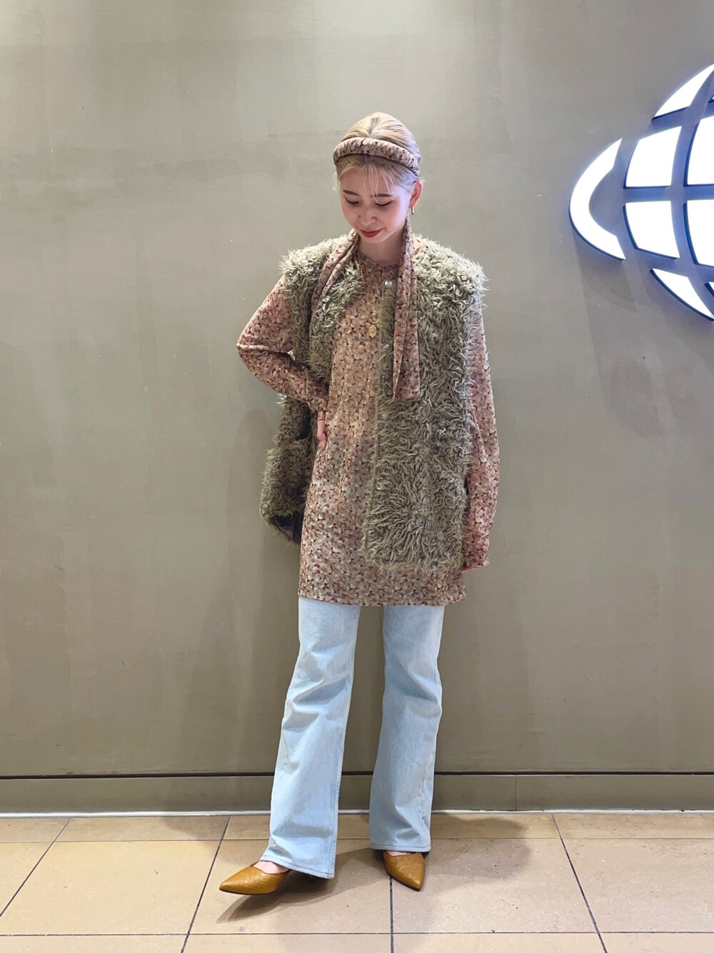 ベージュ系のその他トップス、ベージュ系のカチューシャを着用したレディースの秋コーディネートの1枚目の写真