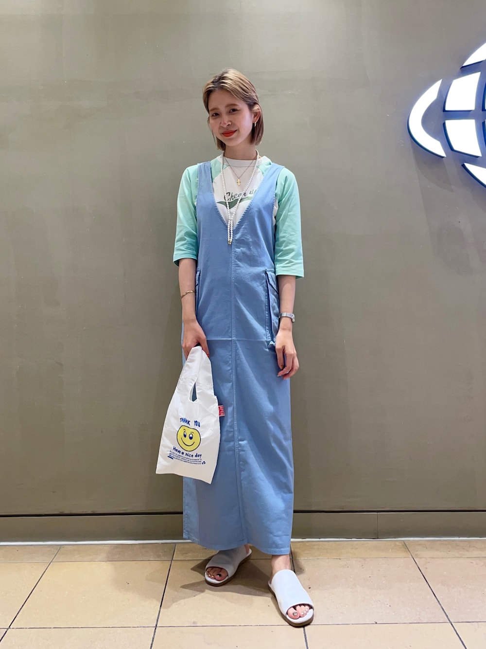 「ワンピース、redcard、Ray BEAMS、ラグランTシャツ、サンダル」｜「BEAMSのアイテム（バッグ、ホワイト系）」を使った、コウノナホさん（レディース・164cm）の夏コーディネートの1枚目の写真