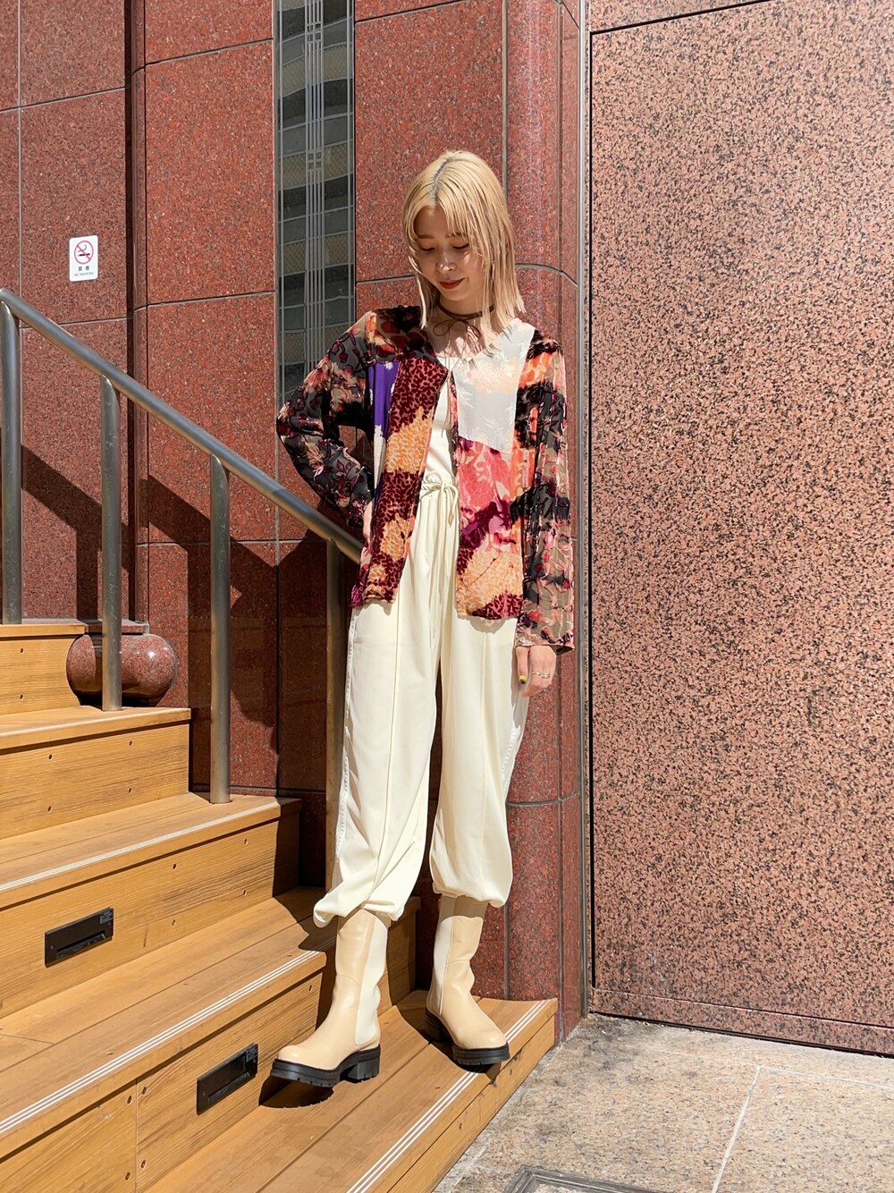 「ミドルブーツ、ブーツイン、ヴィンテージ、ジャージーパンツ」｜「Ray BEAMSのRay BEAMS / サイドライン ジャージ パンツ（その他パンツ、ホワイト系）」を使った、コウノナホさん（レディース・164cm）の秋コーディネートの1枚目の写真