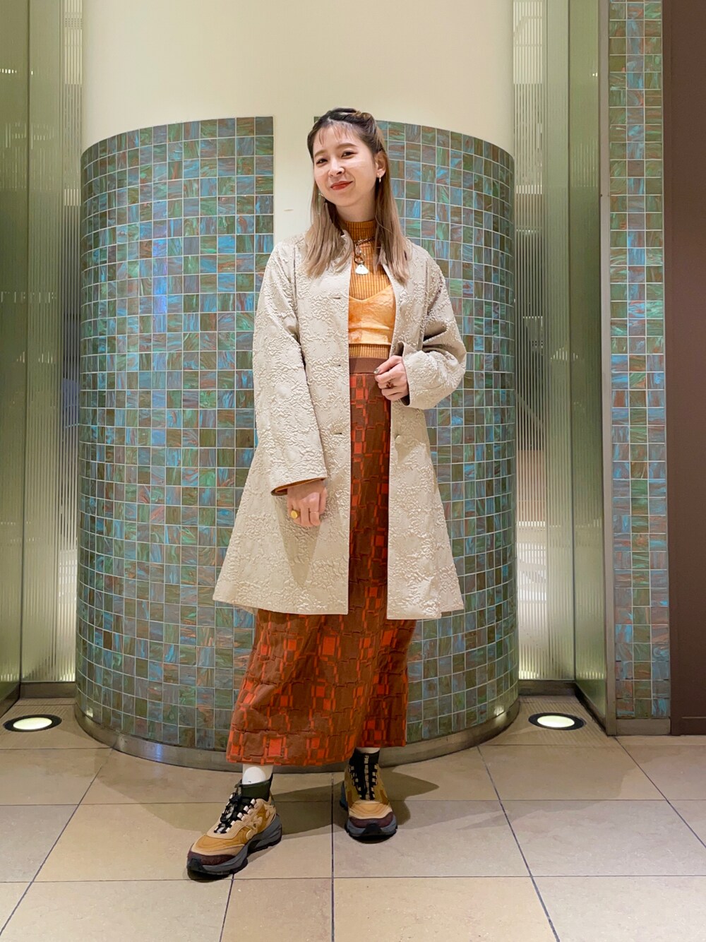 「Ray BEAMS、春アウター、ジャガード柄、PUMA」｜「Ray BEAMSのアイテム（ステンカラーコート、ベージュ系）」を使った、コウノナホさん（レディース・164cm）の冬コーディネートの1枚目の写真
