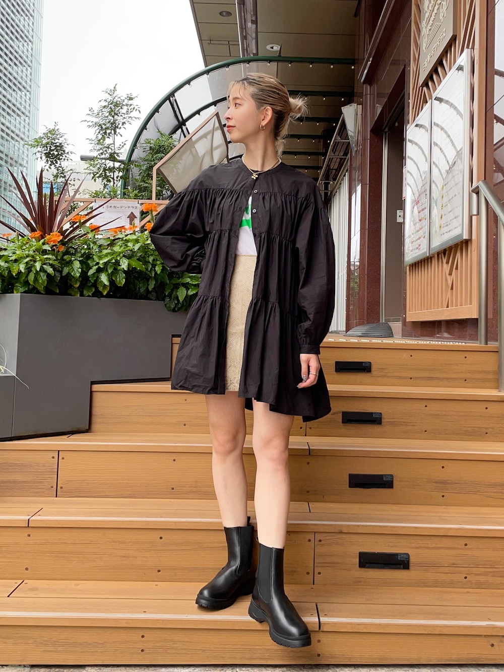 ブラック系のワンピースを着用したレディースの秋コーディネートの1枚目の写真