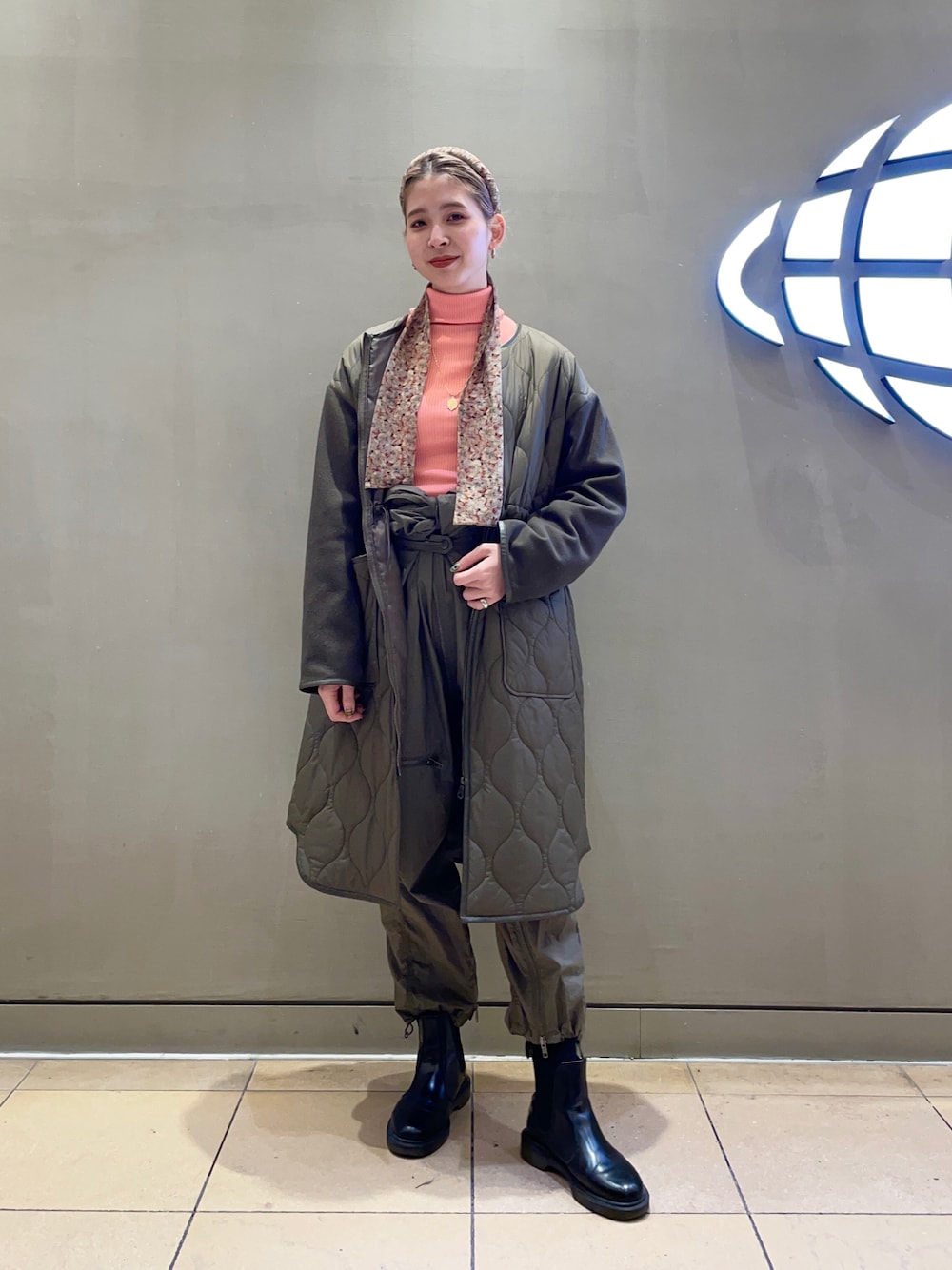 「BEAMS BOY、Ray BEAMS、ミリタリー、FUMIE=TANAKA、カチューシャ、Dr.Martens、ジャンプスーツ」｜「BEAMS BOYのBEAMS BOY / タイプライター ミリタリー オールインワン（サロペット/オーバーオール、グリーン系）」を使った、コウノナホさん（レディース・164cm）の冬コーディネートの1枚目の写真