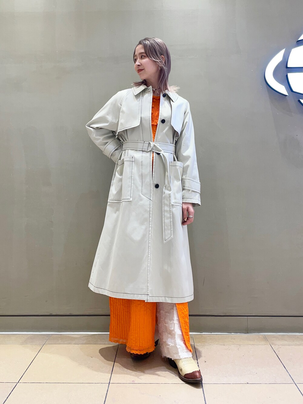 ベージュ系のその他アウター、ホワイト系のその他パンツ、シルバー系のネックレスを着用したレディースの冬コーディネートの1枚目の写真