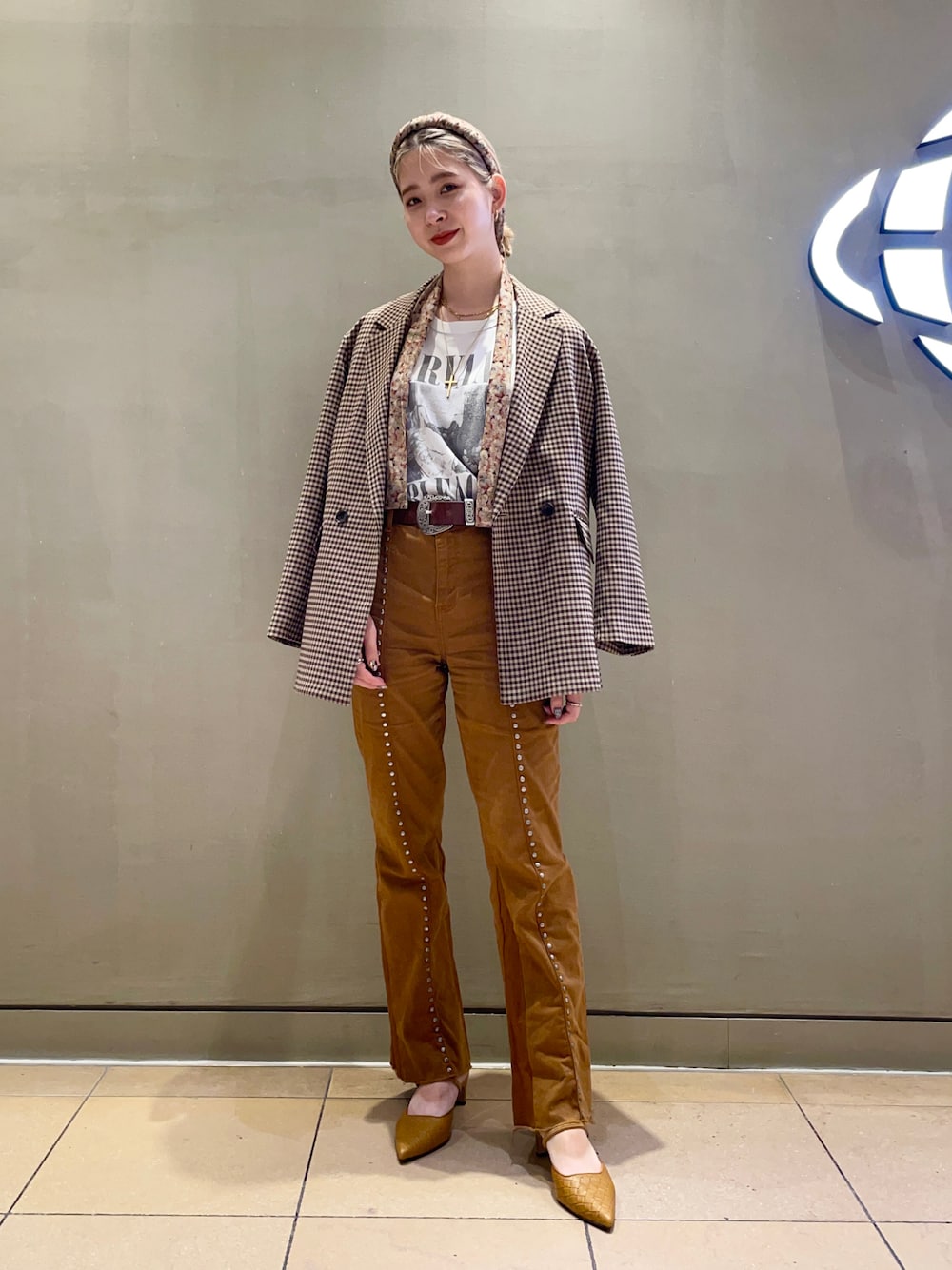 ブラウン系のテーラードジャケット、イエロー系のシューズ、ベージュ系のカチューシャを着用したレディースの秋コーディネートの1枚目の写真