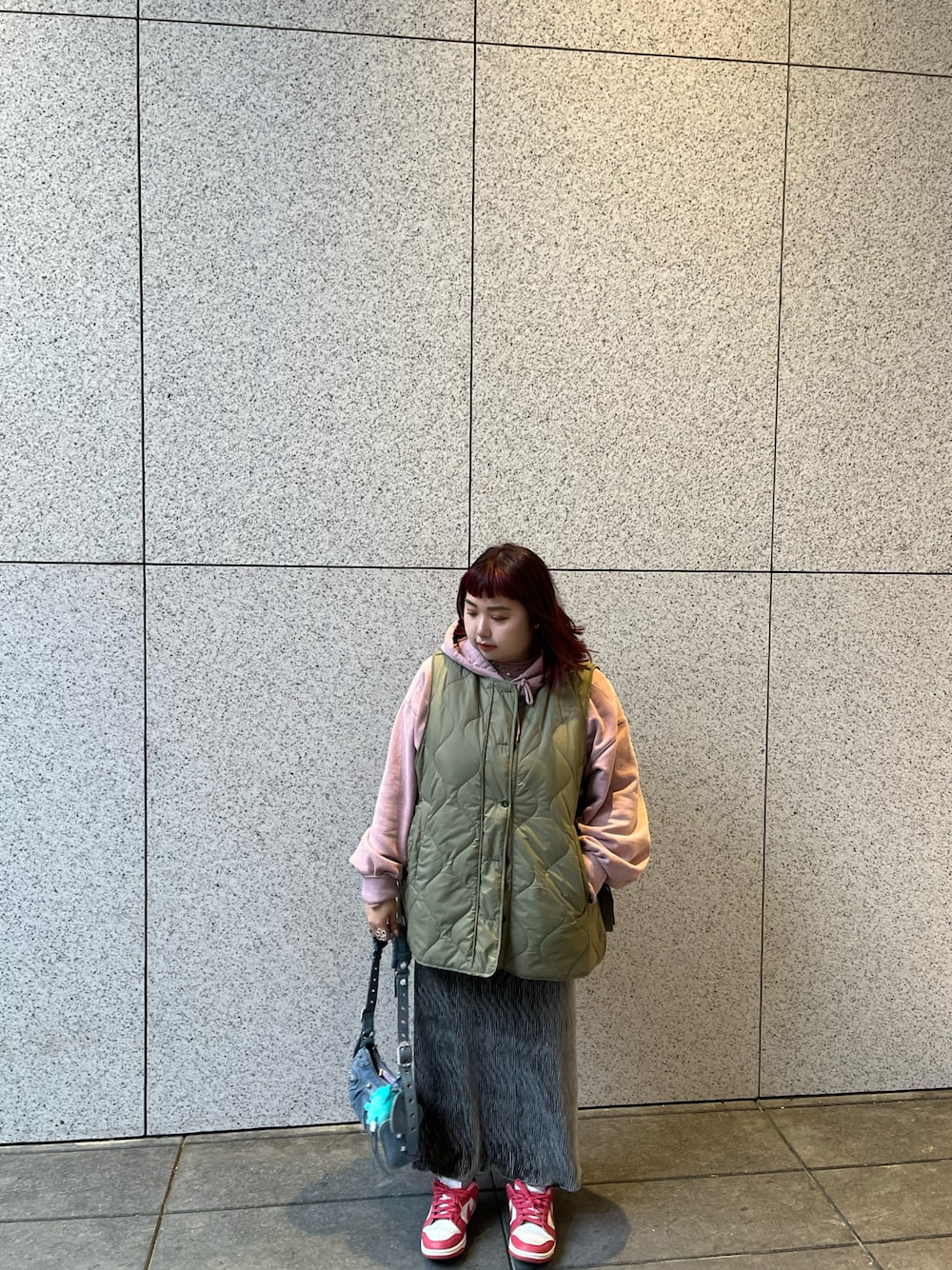 「LOWRYS FARMのシャイニーベロアタイトＳＫ 136552（スカート、ブラック系）」を使った、Yoyo🇹🇼さん（レディース・158cm）の冬コーディネートの1枚目の写真