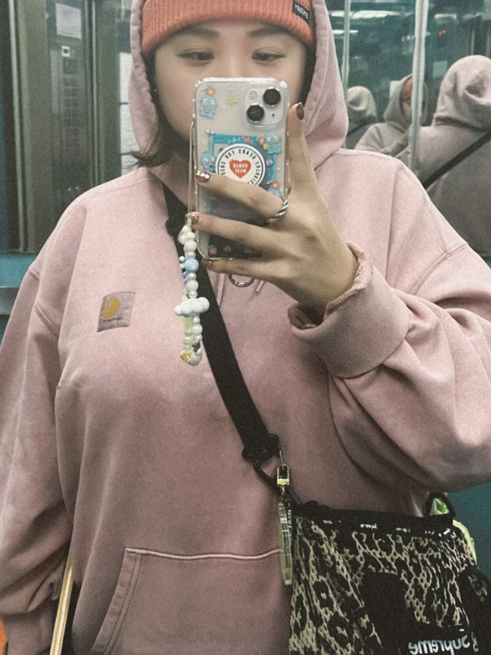 「Carhartt WIPのHOODED VISTA SWEATSHIRT（パーカー、ブラック系）」を使った、Yoyo🇹🇼さん（レディース・158cm）の夏コーディネートの1枚目の写真
