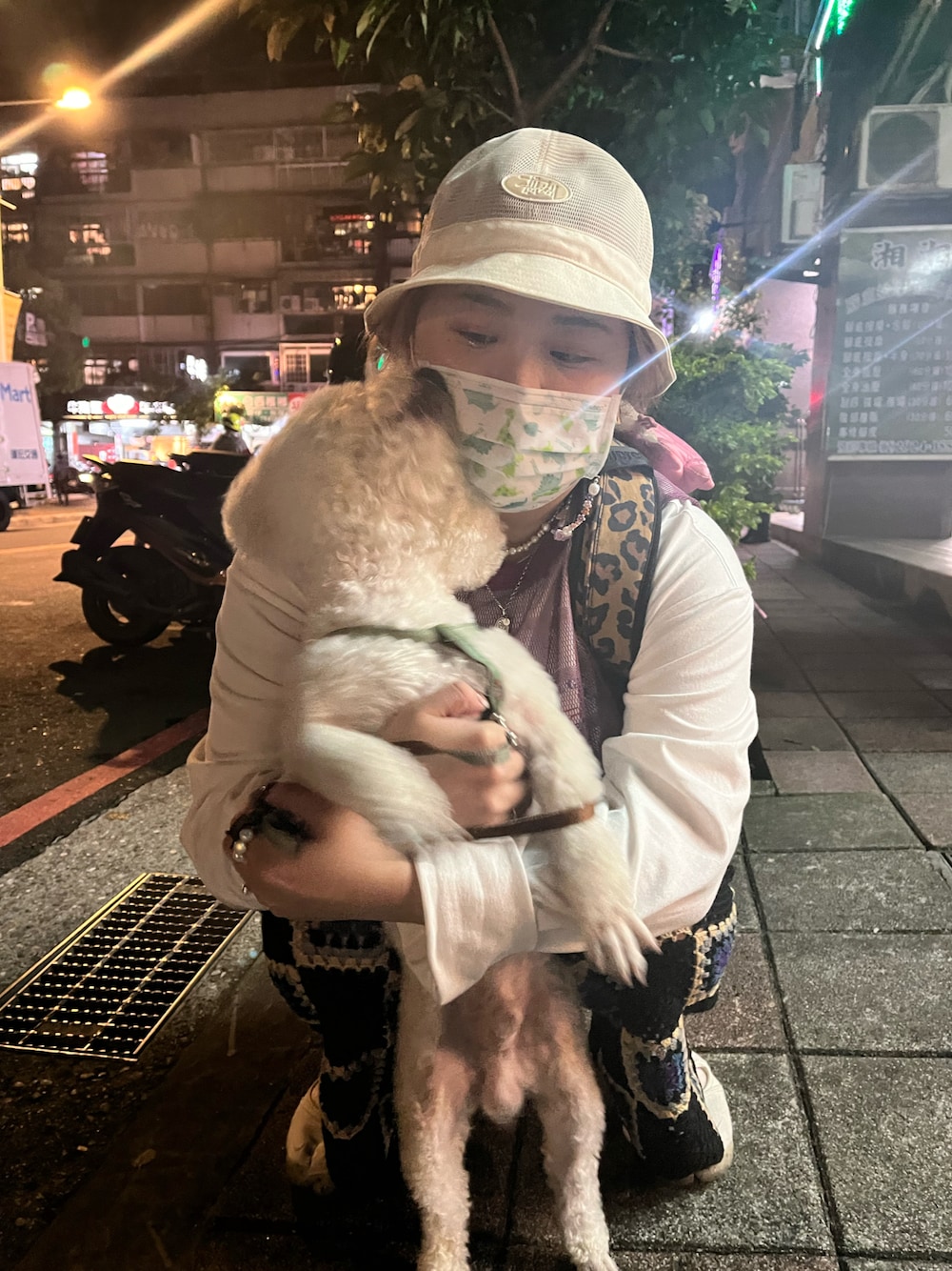 「STUSSYのMesh Crown Bell Bucket Hat（ハット、ベージュ系）」を使った、Yoyo🇹🇼さん（レディース・158cm）の春コーディネートの1枚目の写真