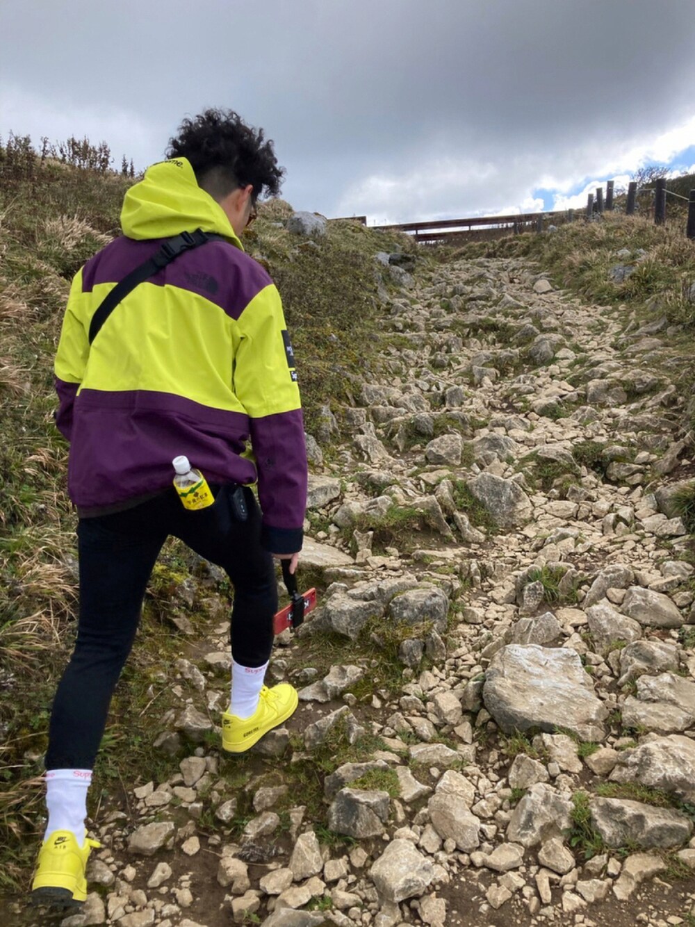 「スニーカー、NIKE、supreme、GORE-TEX、山登りスタイル、NIKE AIR FORCE、Supreme x The North Face」｜「Supreme のアイテム（マウンテンパーカー、イエロー系）」を使った、ninja-kingさん（メンズ・170cm）の秋コーディネートの1枚目の写真