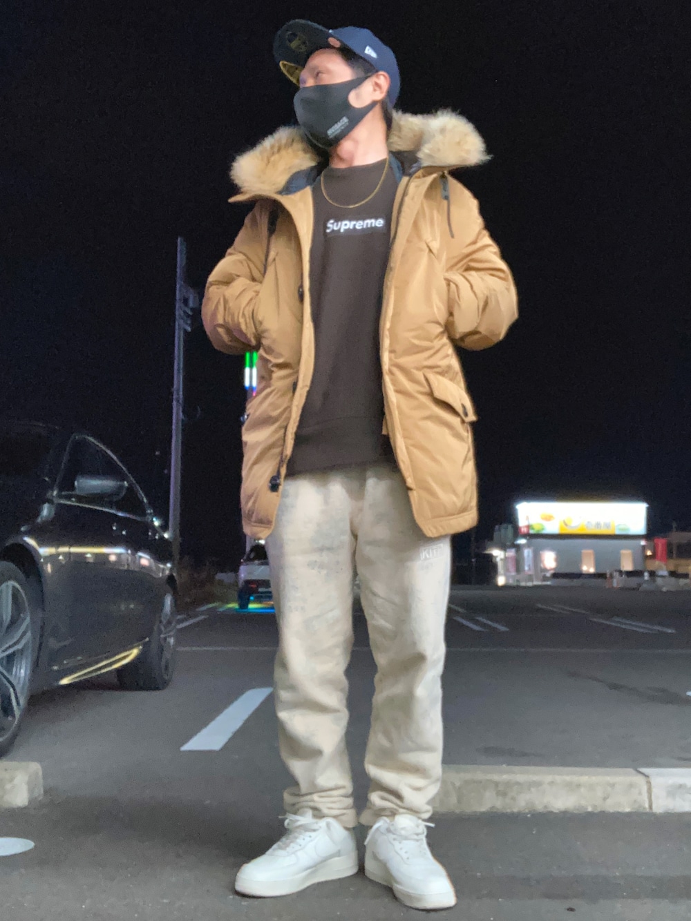 「kith、supreme、NIKE、ダウンジャケット、西川ダウン、ナノユニバース、シンプルコーデ、冬コーデ、スウェットパンツ、mastermind JAPAN、ベージュ、アースカラー、スウェット、ブラウン、ストリート」｜「KITHのアイテム（キャップ、ブルー系）」を使った、ninja-kingさん（メンズ・170cm）の冬コーディネートの1枚目の写真