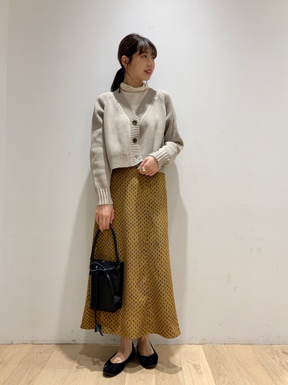 「秋服準備はじめました、秋コーデ、ootd、休日コーデ、オトナ女子、大人カジュアル、カーディガン、ショート丈、ニット、重ね着、タートルネック、シアーカットソー、マーメイドスカート、スカート、バレエシューズ」｜「URBAN RESEARCHのアイテム（スカート、イエロー系）」を使った、sugawaraさん（レディース・161cm）の秋コーディネートの1枚目の写真