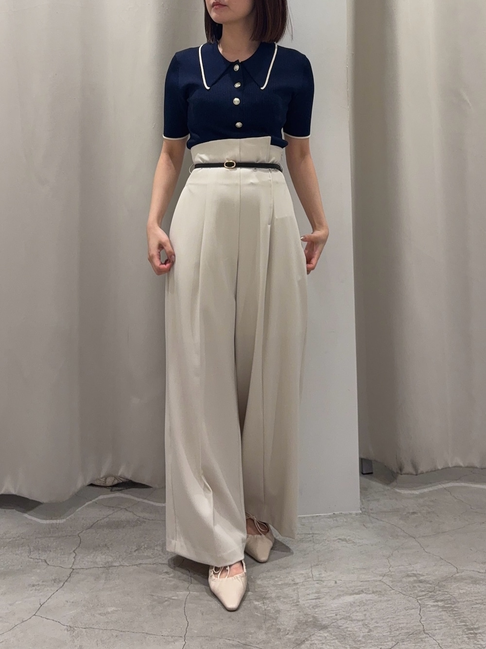 ブルー系のニット/セーター、ホワイト系のその他パンツ、ホワイト系のサンダルを着用したレディースの春コーディネートの1枚目の写真