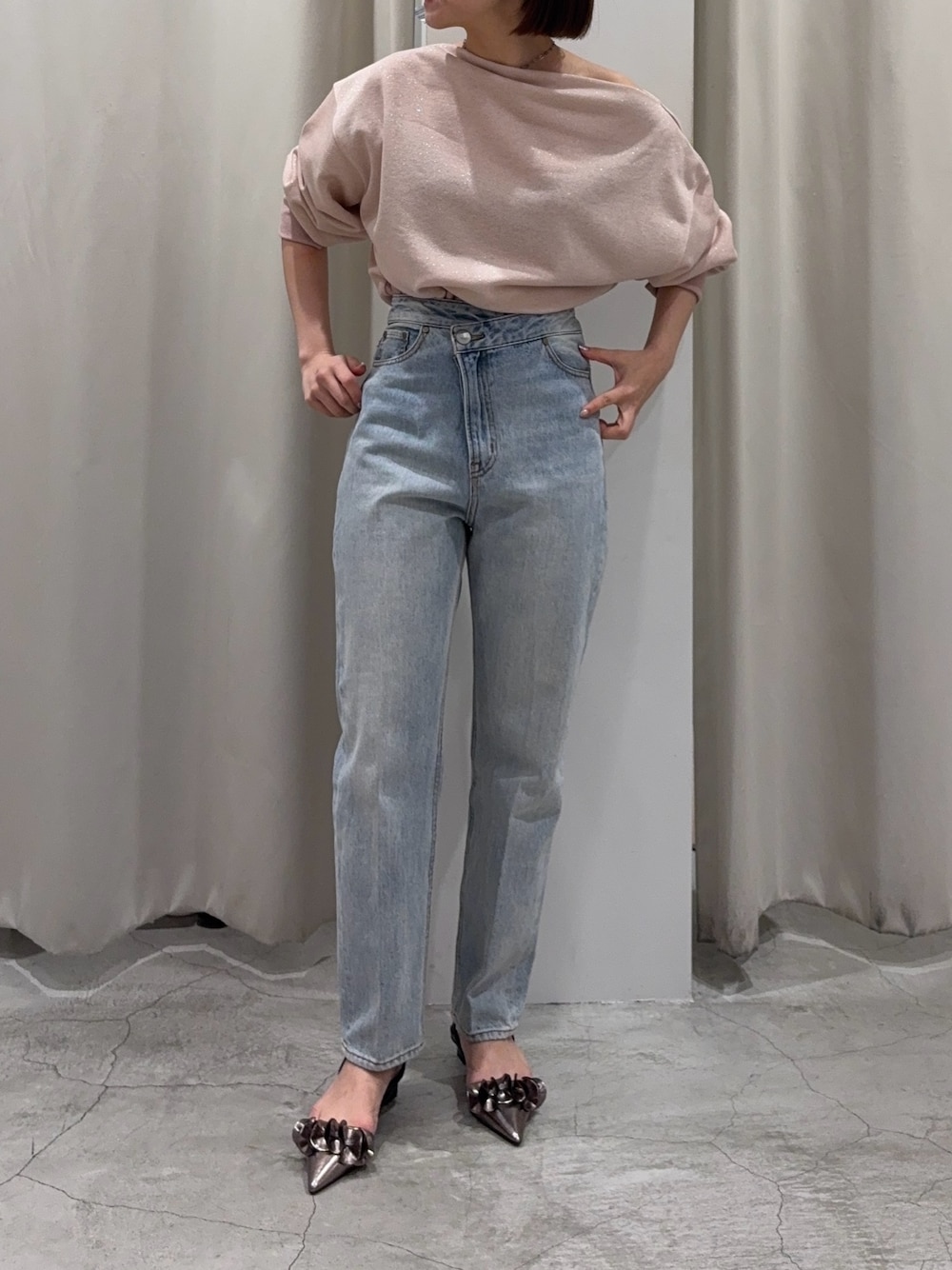 ピンク系のスウェット、ブルー系のデニムパンツ、その他のパンプスを着用したレディースの春コーディネートの1枚目の写真