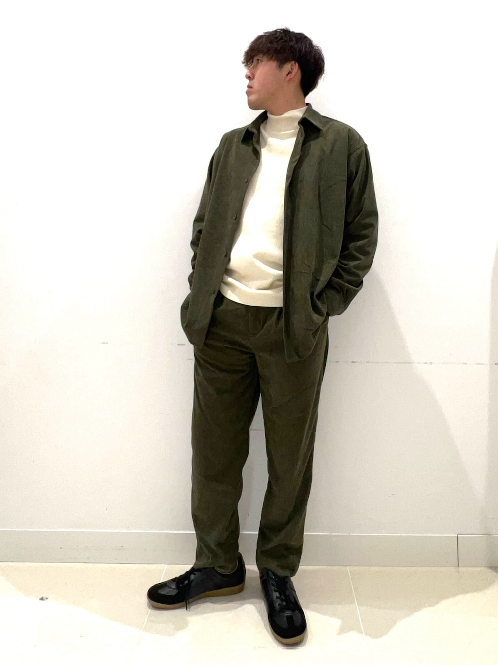 ニット/セーターを使った「コーデュロイセットアップ」の人気