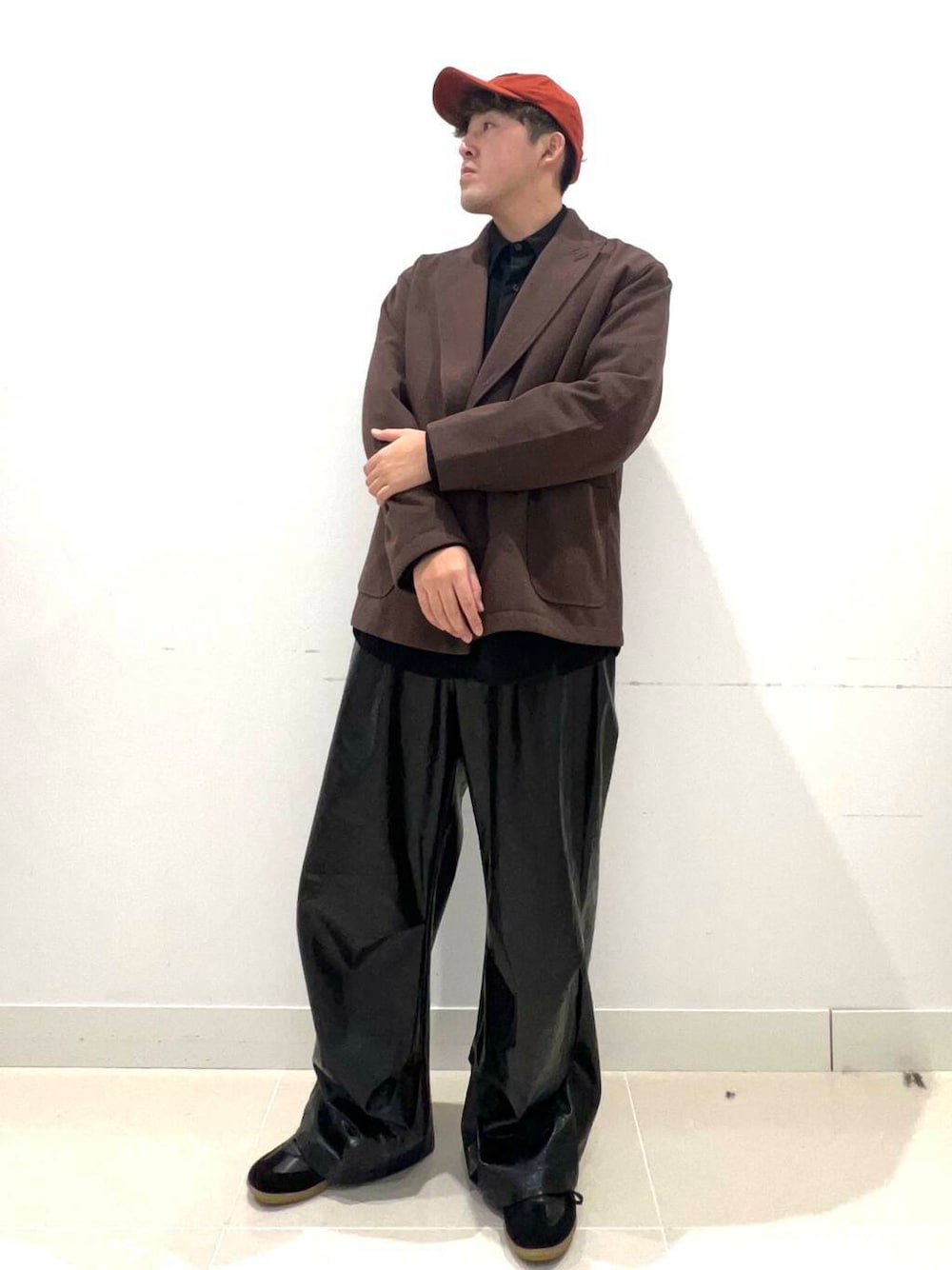 ブラック系のスニーカー、ブラック系のその他パンツ、ブラック系のシャツ/ブラウスを着用したメンズの秋コーディネートの1枚目の写真