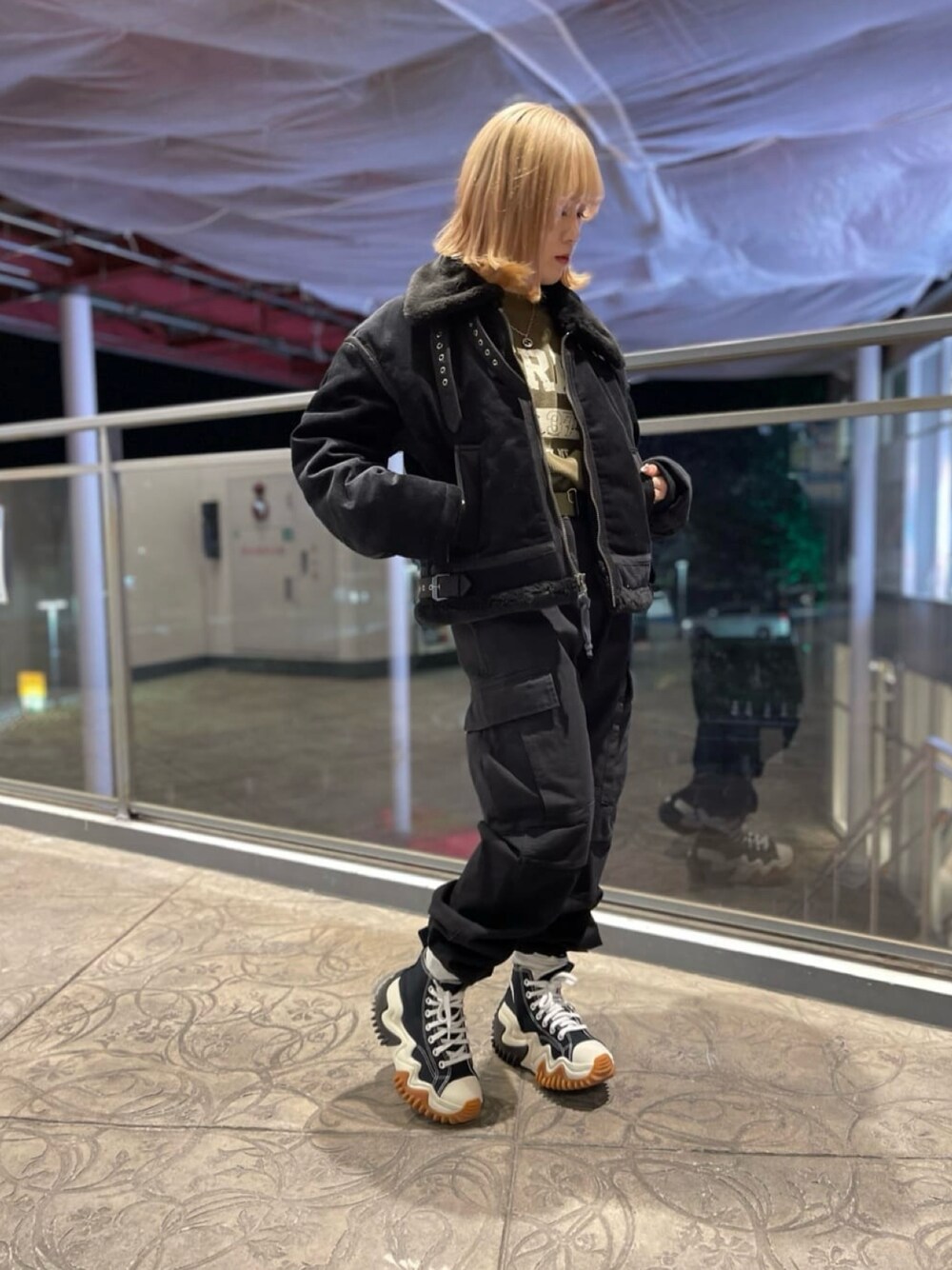 「AVIREX、カーゴパンツ、厚底シューズ、シンプルスタイル、今日のコーデ、おでかけコーデ、おしゃれさんと繋がりたい、AVIREXBelle、ブルベ冬、骨格ストレート」｜「AVIREXの《WEB&DEPOT限定》CORDUROY B-3 JACKET / コーデュロイ B-3 ジャケット / AVIREX / アヴィレックス（ジャケット/アウター、ブラック系）」を使った、AIさん（レディース・153cm）の冬コーディネートの1枚目の写真