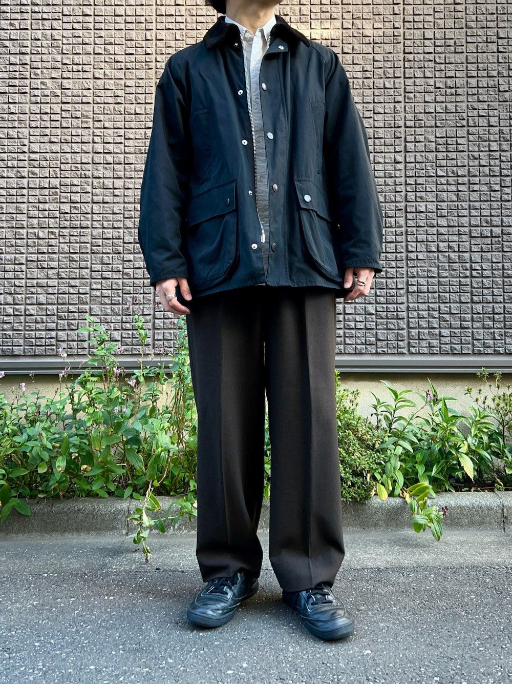 パープル系のシャツ/ブラウス、ブラック系のその他アウター、ブラウン系のスラックスを着用したメンズの冬コーディネートの1枚目の写真