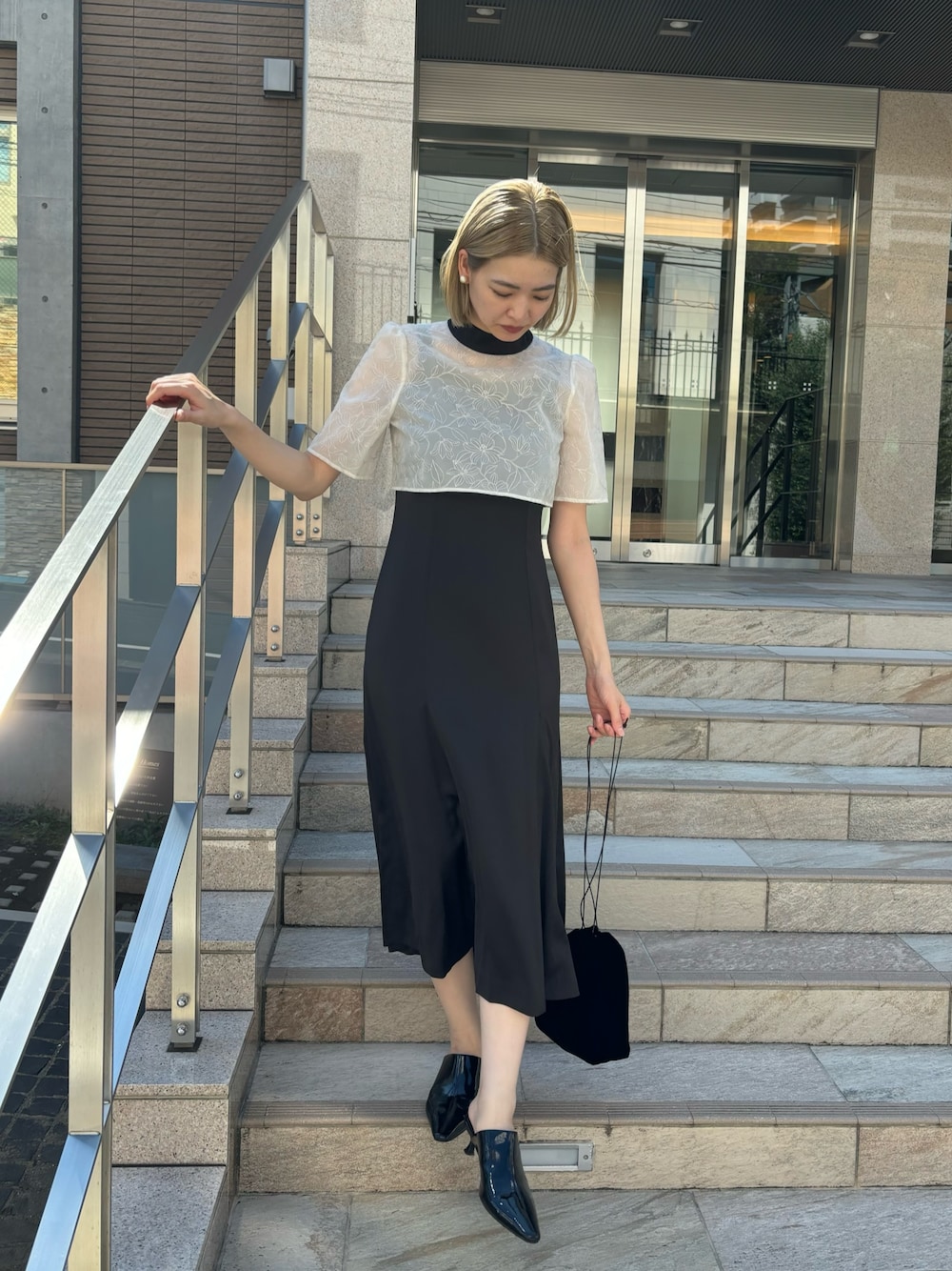 「ワンピース、フォーマル、オケージョン、ドレス、レース、ブラウス、パーティースタイル、秋コーデ、秋服準備はじめました、大人カジュアル、オトナカジュアル、モノトーン、30代コーデ、30代、おしゃれさんと繋がりたい」｜「LE VERNISの【LE VERNIS】カバーミュール（パンプス、ブラック系）」を使った、Machiko Yamaさん（レディース・165cm）の秋コーディネートの1枚目の写真