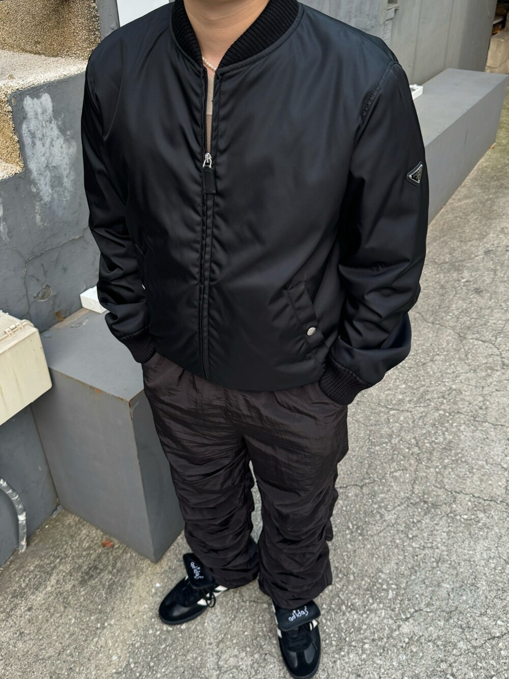 「シンプル、カジュアル、ストリート、ワントーンコーデ、シンプルコーデ、ジャケットスタイル、モノトーンコーデ、SPEZIAL、PRADA、プラダ、黒、秋コーデ、ootd、お出かけコーデ、休日コーデ」｜「adidas Originalsのアイテム（スニーカー、ブラック系）」を使った、keisukkkeさん（メンズ・174cm）の秋コーディネートの1枚目の写真