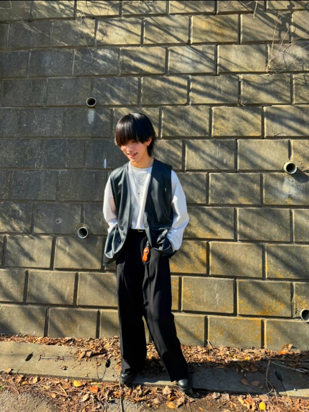 「ロンT、高校生、カジュアルコーデ、LOOSE、スラックス、モノマート、LOVEHUNTER、ネックレス、高校生コーデ。、革靴、差し色、ベスト、ダブルベスト、きれいめカジュアル、モノトーン」｜「Loose/ルースのドレープ ワイドフレアスラックス【セットアップ対応】（スラックス、ブラック系）」を使った、翼さん（メンズ・169cm）の春コーディネートの1枚目の写真