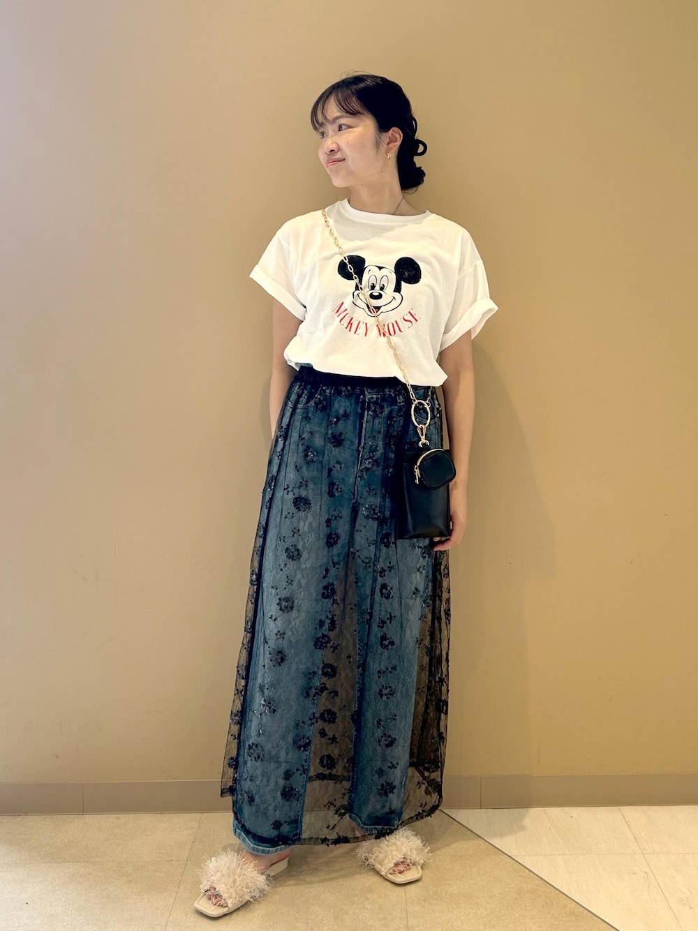 「ショルダー、ポシェット、Tシャツ、ロゴ、半袖、ブルー、デニム、初夏コーデ、夏コーデ、初秋コーデ、デートコーデ、お出かけコーデ、旅行コーデ、フェスコーデ、大人カジュアル」｜「ROPE' PICNICの【ご好評につき追加生産】【ウエスト革命デニム】ウエストシェイプハイライズマムジーンズ（デニムパンツ、ブルー系）」を使った、misaさん（レディース・160cm）の夏コーディネートの1枚目の写真